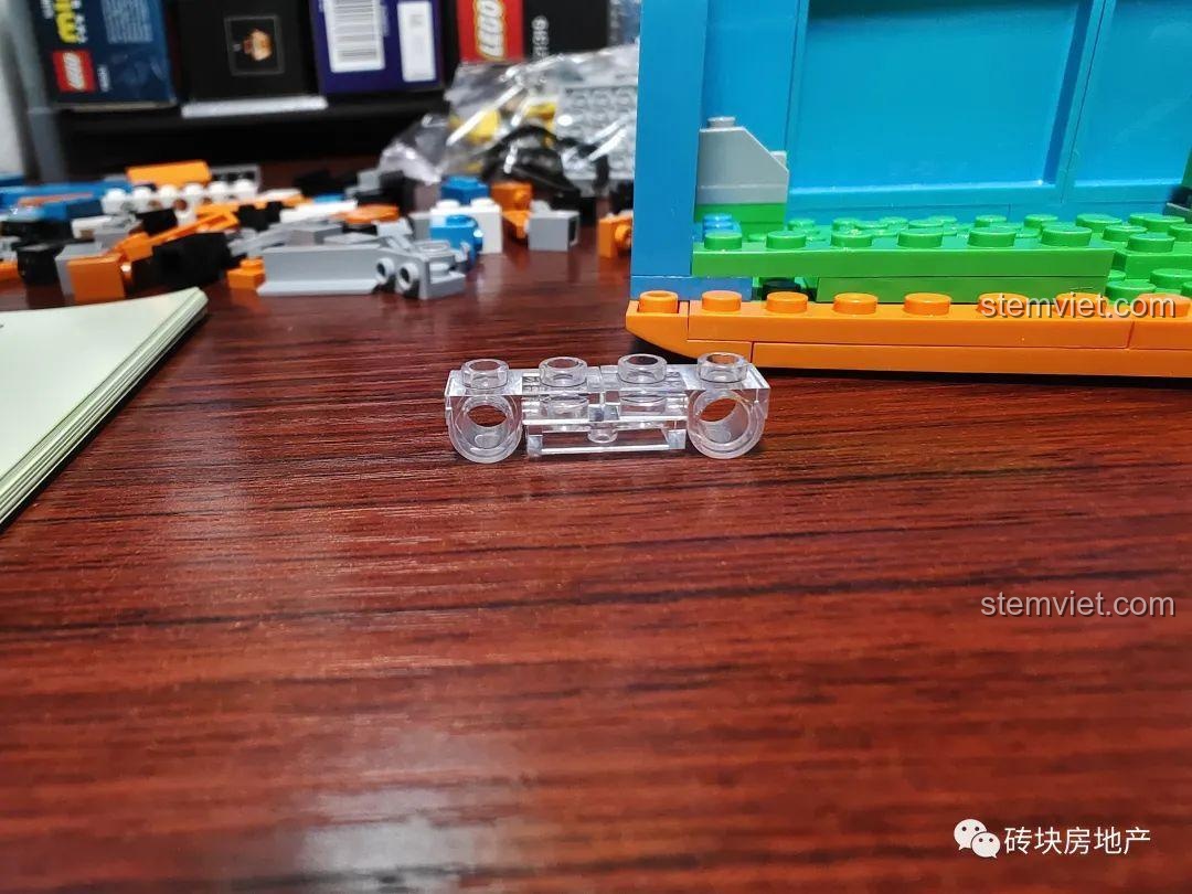 Đang lắp ráp phần thân của đồ chơi TV Snoopy LN8082