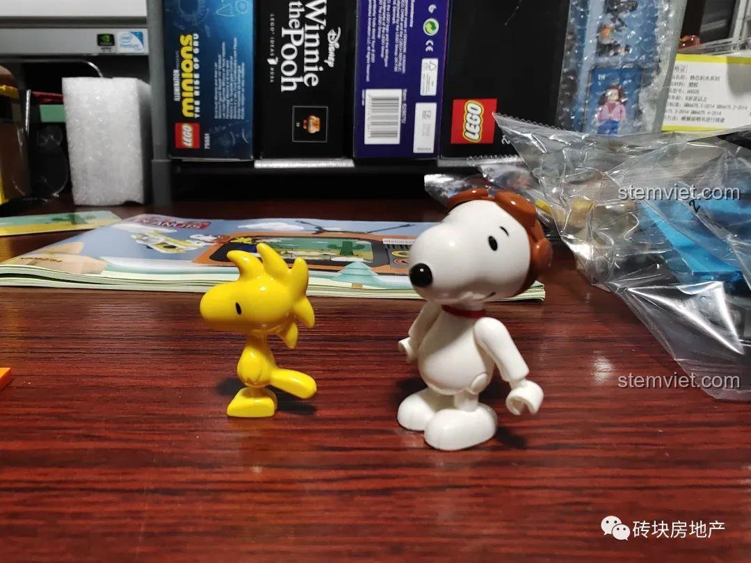 Mặt sau hộp đồ chơi lắp ráp TV Snoopy LN8082