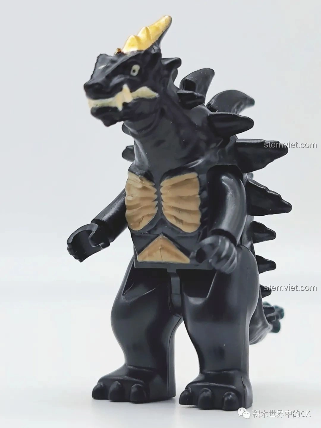 Mặt sau của mô hình quái vật Dimaga (75025-12), hiển thị chi tiết gai và kết cấu độc đáo.