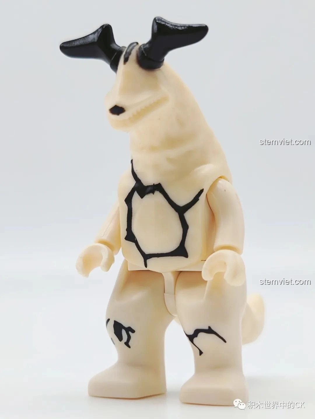 Mặt sau của mô hình quái vật Eleking (75025-11), hiển thị chi tiết và kết cấu độc đáo.