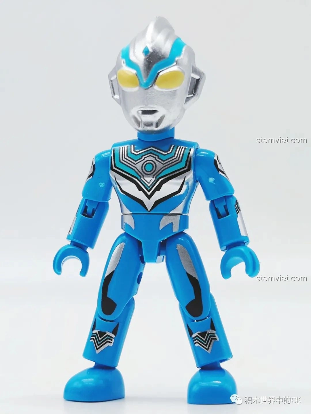 Mặt sau của mô hình Phong Mã Ultraman (75025-3), hiển thị chi tiết in ấn và logo.