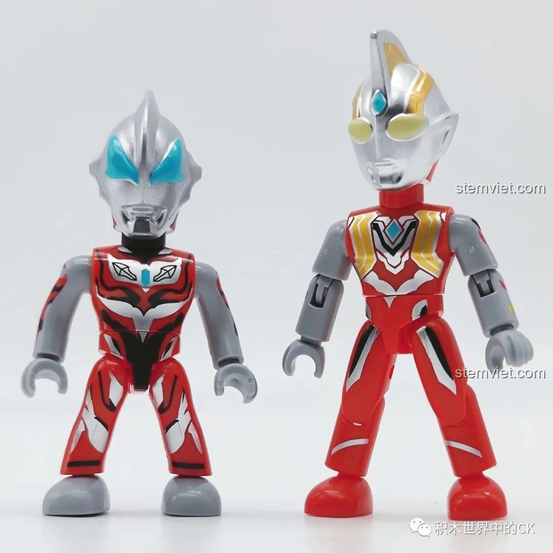 Hai mô hình Ultraman đã lắp ráp hoàn chỉnh từ bộ lắp ráp Ultraman 75025 Keeppley, thể hiện chi tiết và khớp động.