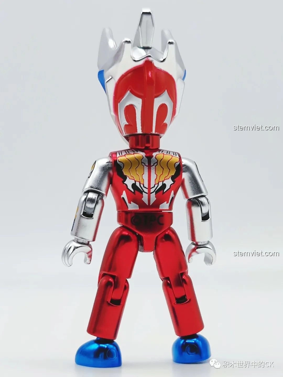 Mô hình Lệnh Già Ultraman (75025-13) với vũ khí đặc trưng, thể hiện khả năng khớp động linh hoạt.