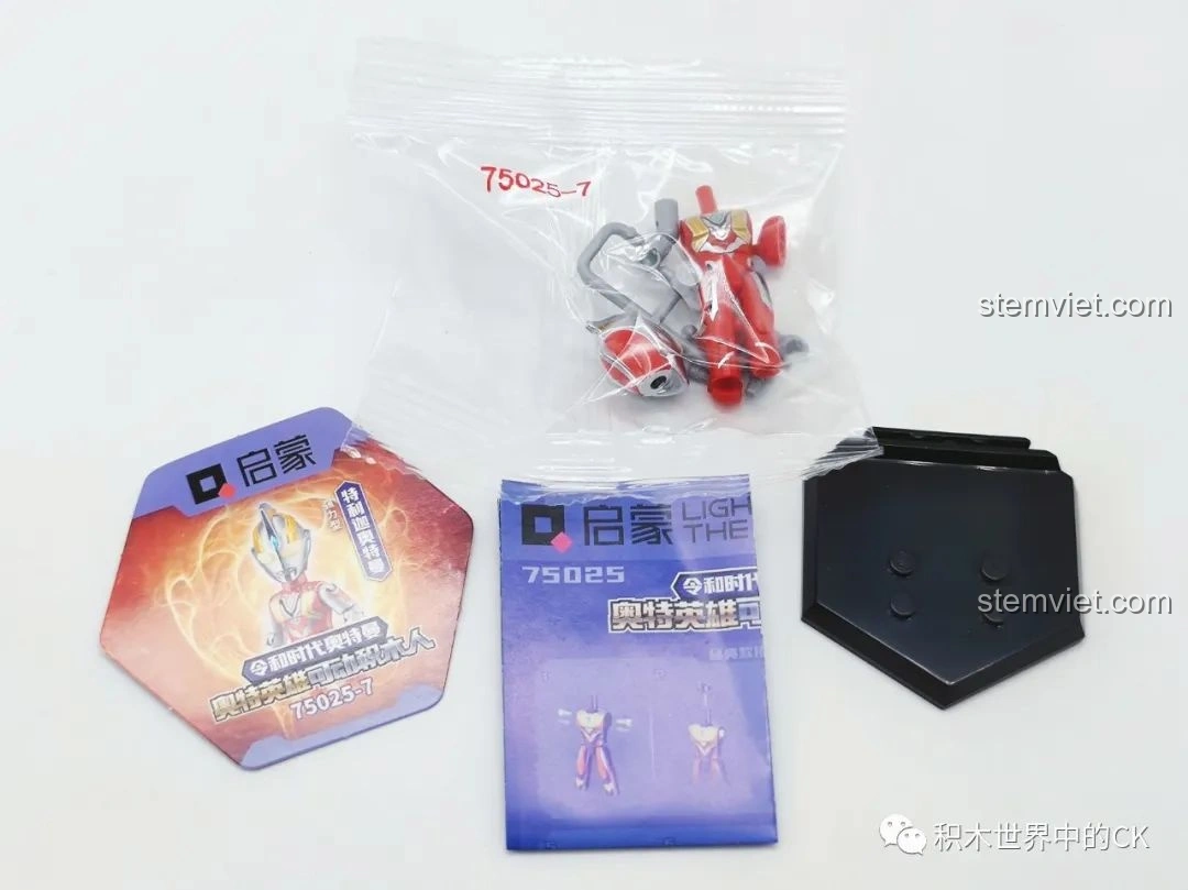 Các thành phần bên trong một blind box của bộ lắp ráp Ultraman 75025 Keeppley: mảnh ghép, đế trưng bày và thẻ nhân vật.