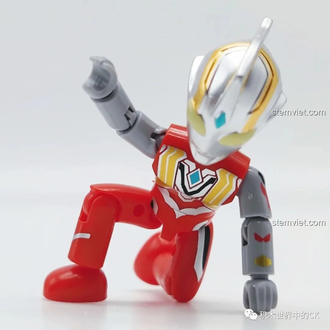 Mô hình Ultraman từ bộ lắp ráp Ultraman 75025 Keeppley trong tư thế quỳ gối, sẵn sàng chiến đấu.