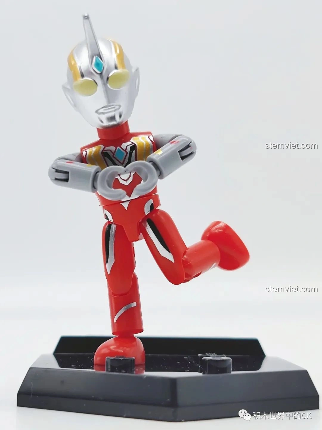 Mô hình Ultraman từ bộ lắp ráp Ultraman 75025 Keeppley đang tạo dáng độc đáo, thể hiện khớp động linh hoạt.