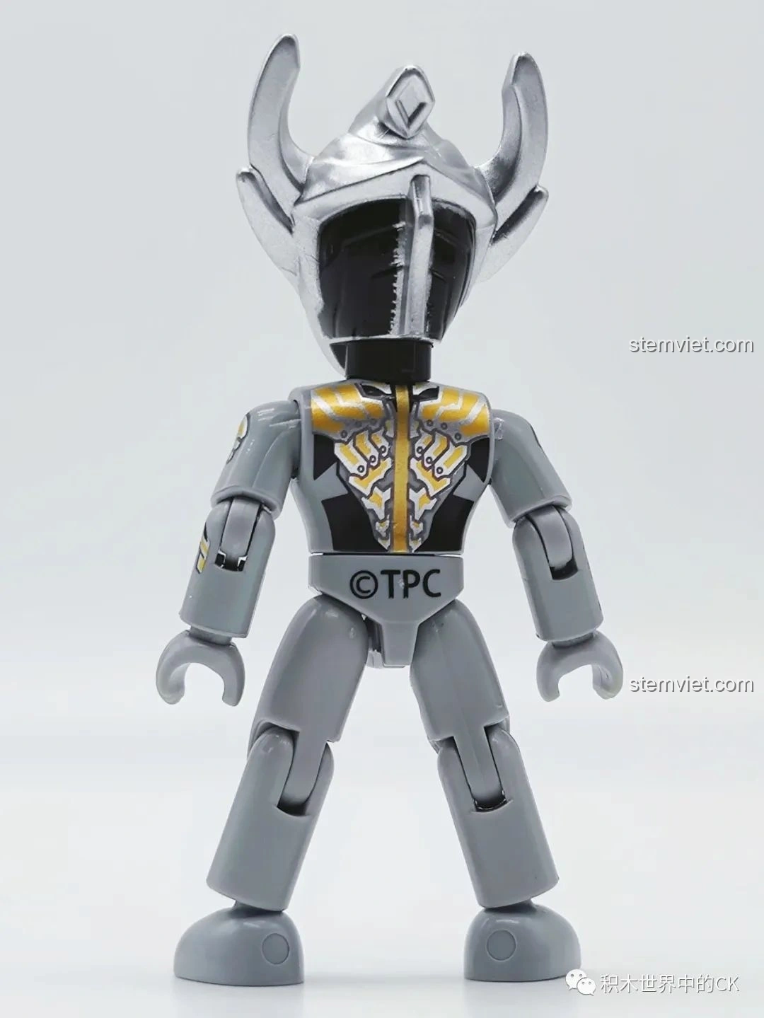 Mô hình Thái Già Ultraman Dục Khôn Hình Thái (75025-10) trên đế trưng bày, sẵn sàng cho bộ sưu tập.