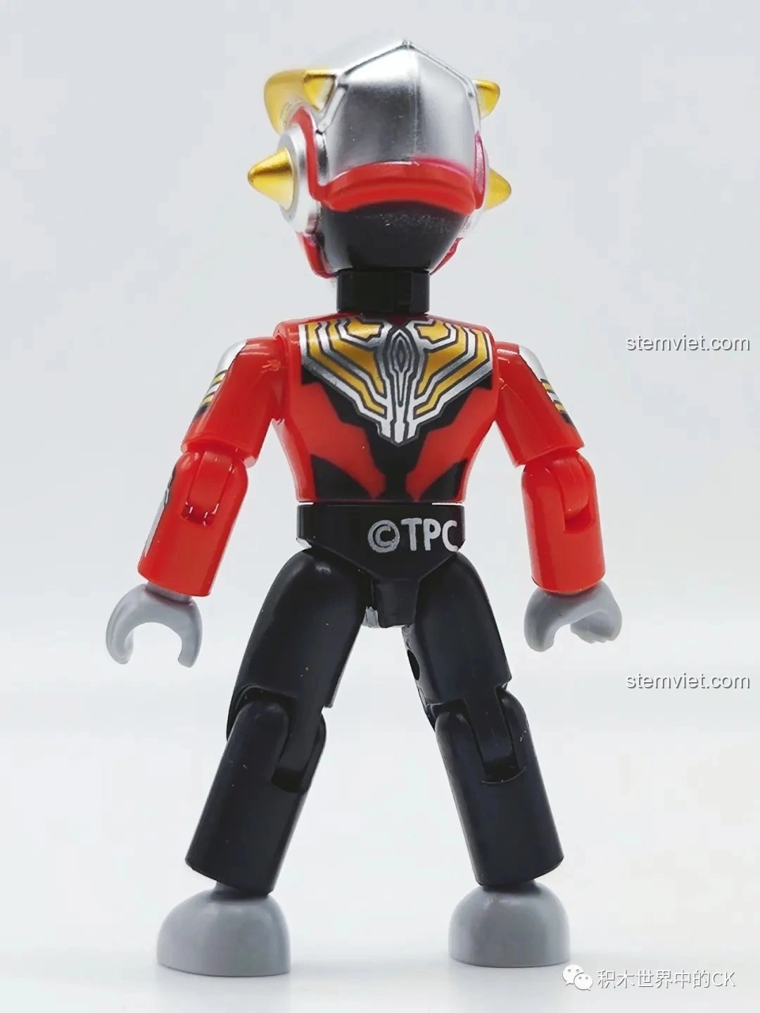 Mô hình Thái Tháp Tư Ultraman (75025-2) trên đế trưng bày, sẵn sàng cho bộ sưu tập.