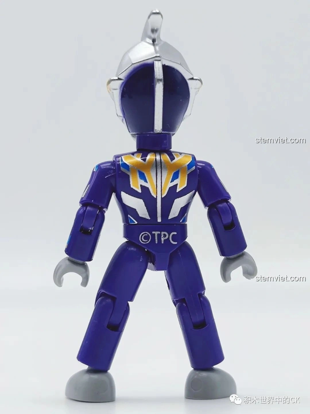 Mô hình Đặc Lợi Già Ultraman Không Trung Hình (75025-8) trên đế trưng bày, sẵn sàng cho bộ sưu tập.