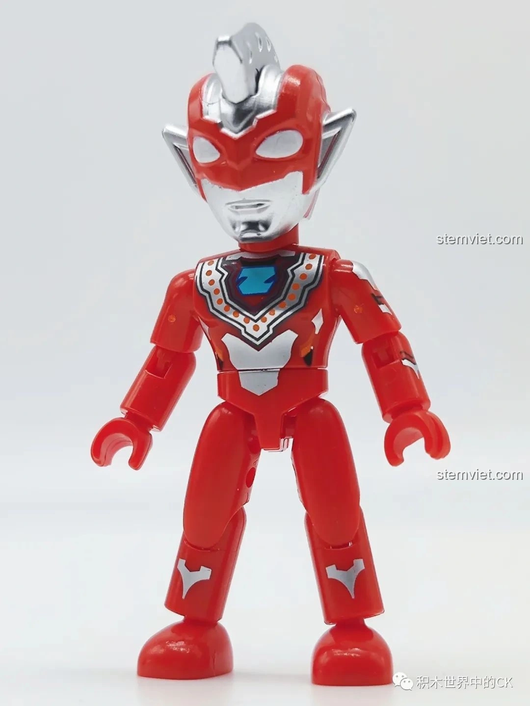 Mô hình Trạch Tháp Ultraman Beta Xung Kích (75025-5) đứng thẳng, chi tiết giáp và màu sắc nổi bật.