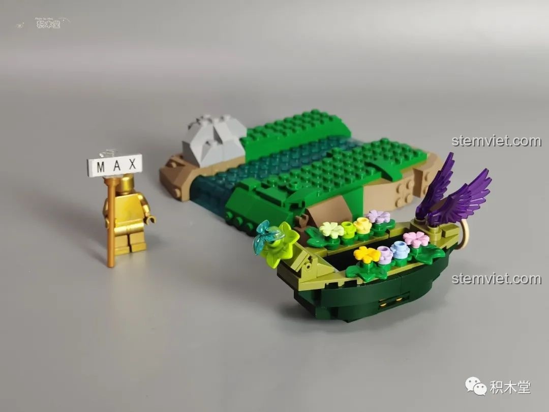 Chiếc thuyền nhỏ có cánh độc đáo trong bộ đồ chơi Pantasy 15002 Mỹ Nhân Trong Lồng, thêm phần kỳ ảo cho câu chuyện cổ tích.