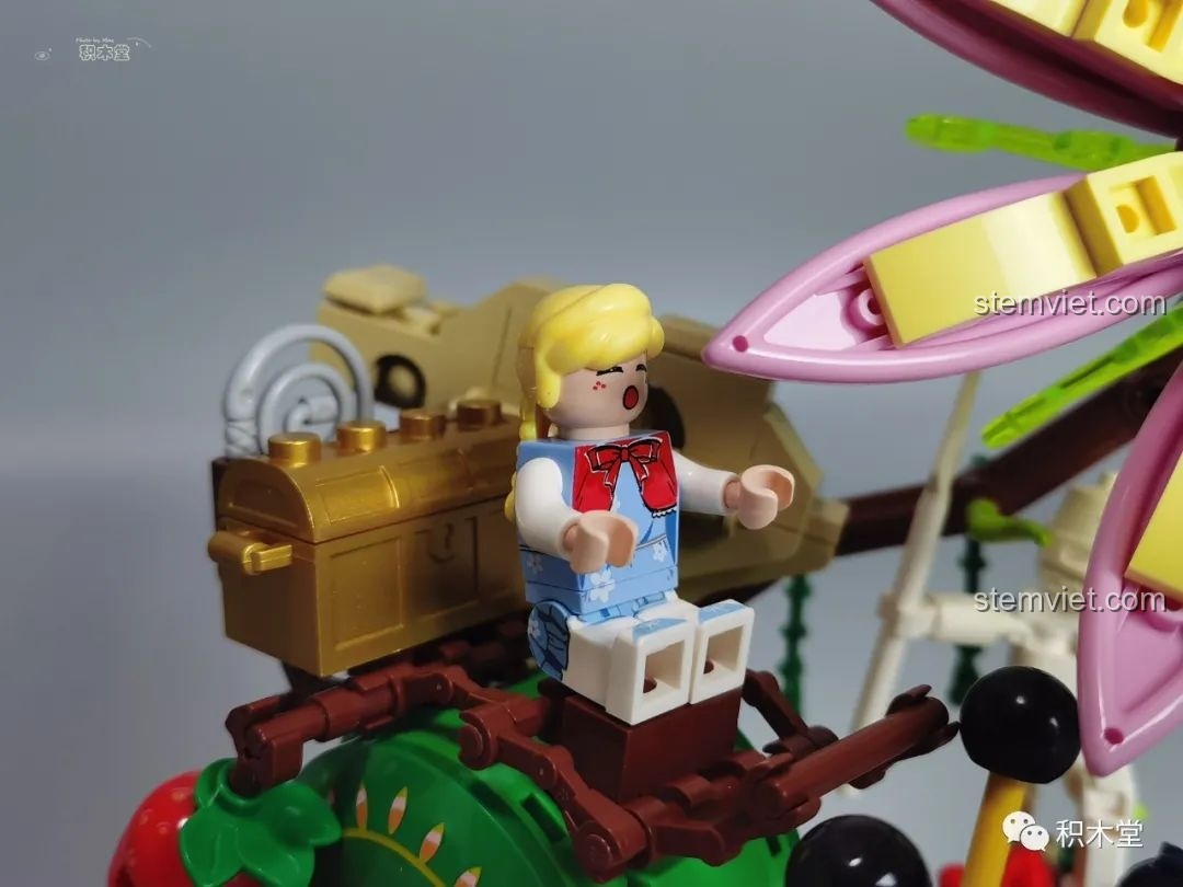 Hai mô hình Pantasy 15002 Mỹ Nhân Trong Lồng và 15003 Ốc Sên Công Chúa đặt cạnh nhau, thể hiện sự kết hợp hài hòa.