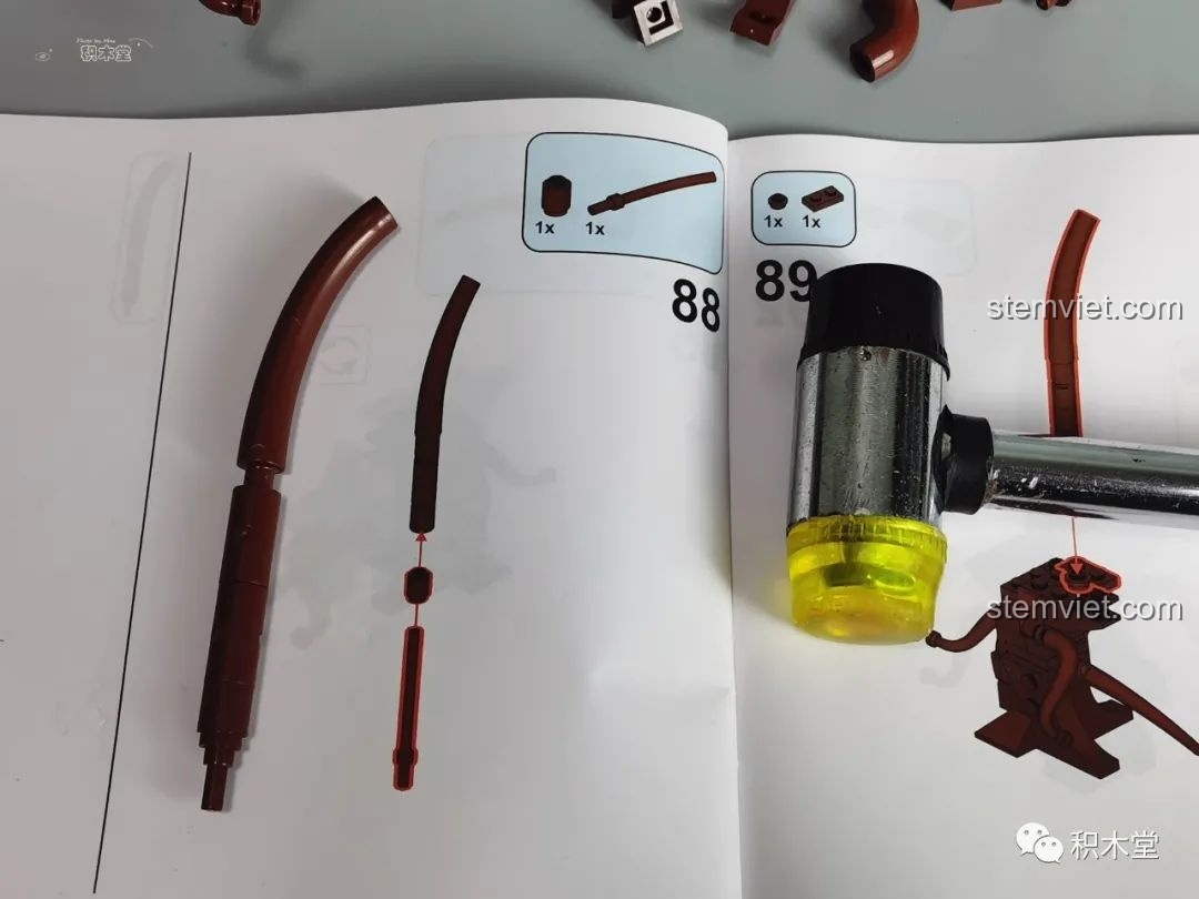 Hướng dẫn khắc phục lỗi thân cây trong bộ Pantasy 15002 Mỹ Nhân Trong Lồng, giúp bé lắp ráp dễ dàng hơn, tránh bị kẹt.