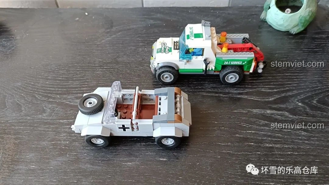 So sánh kích thước đồ chơi lắp ráp xe quân sự Đức QUANGUAN VW82 Kübelwagen với xe cứu hộ cùng hãng từ góc nhìn trên cao.