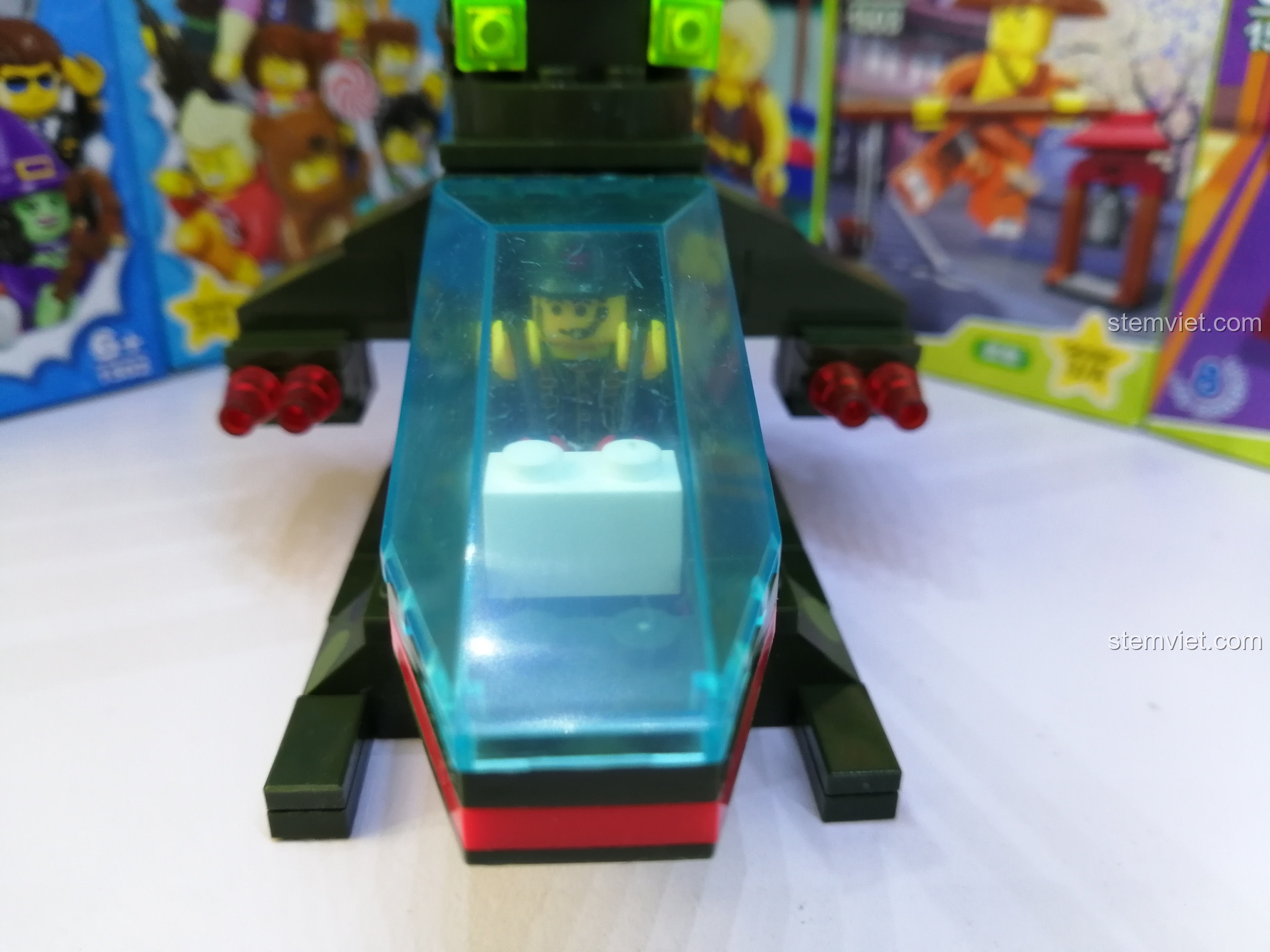 Góc nhìn trực diện buồng lái của Máy bay trực thăng chiến đấu Enlighten 0274 với minifigure phi công bên trong.