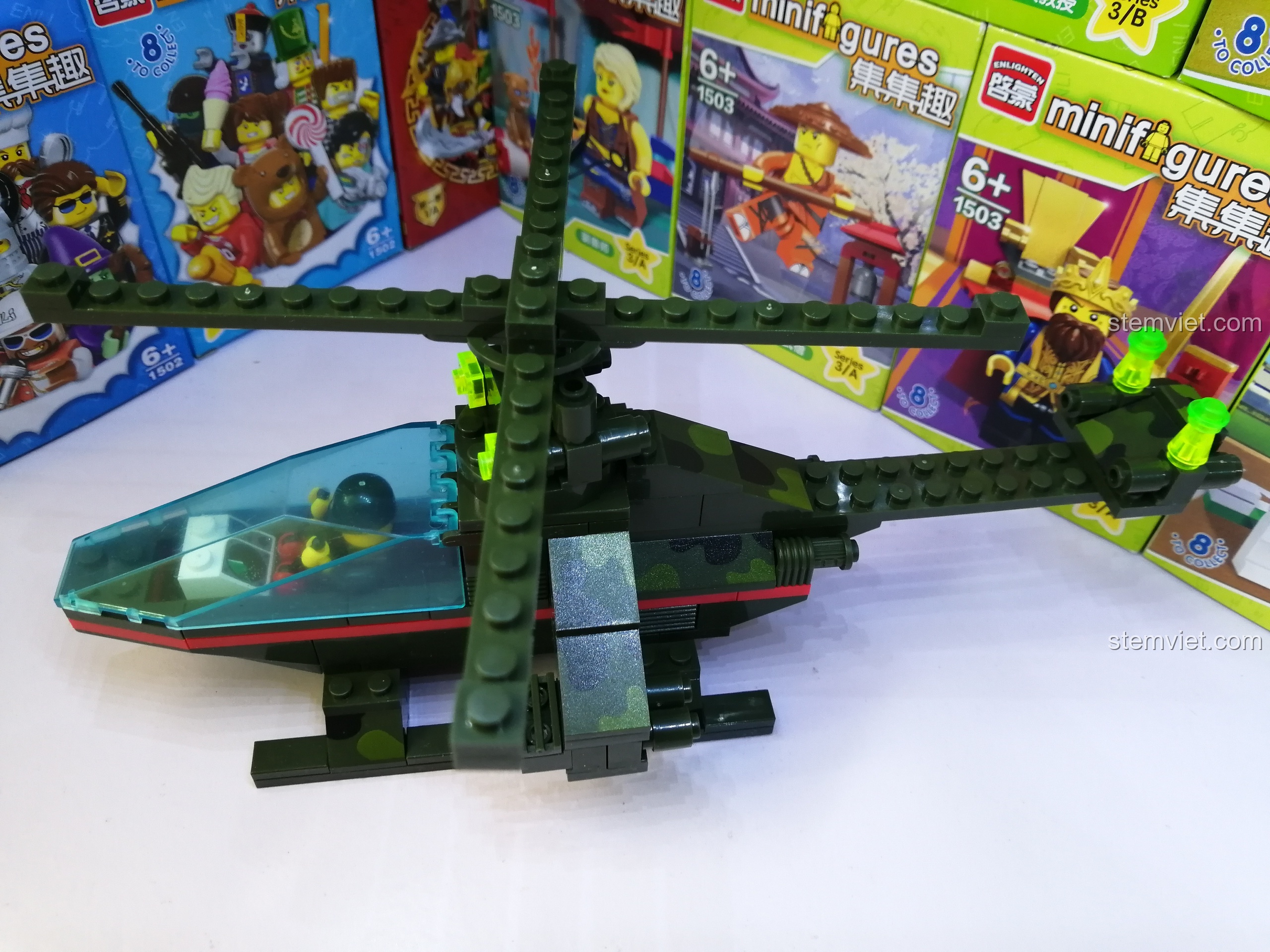 Mô hình Máy bay trực thăng chiến đấu Enlighten 0274 hoàn chỉnh với thiết kế quân sự mạnh mẽ và cổ điển.