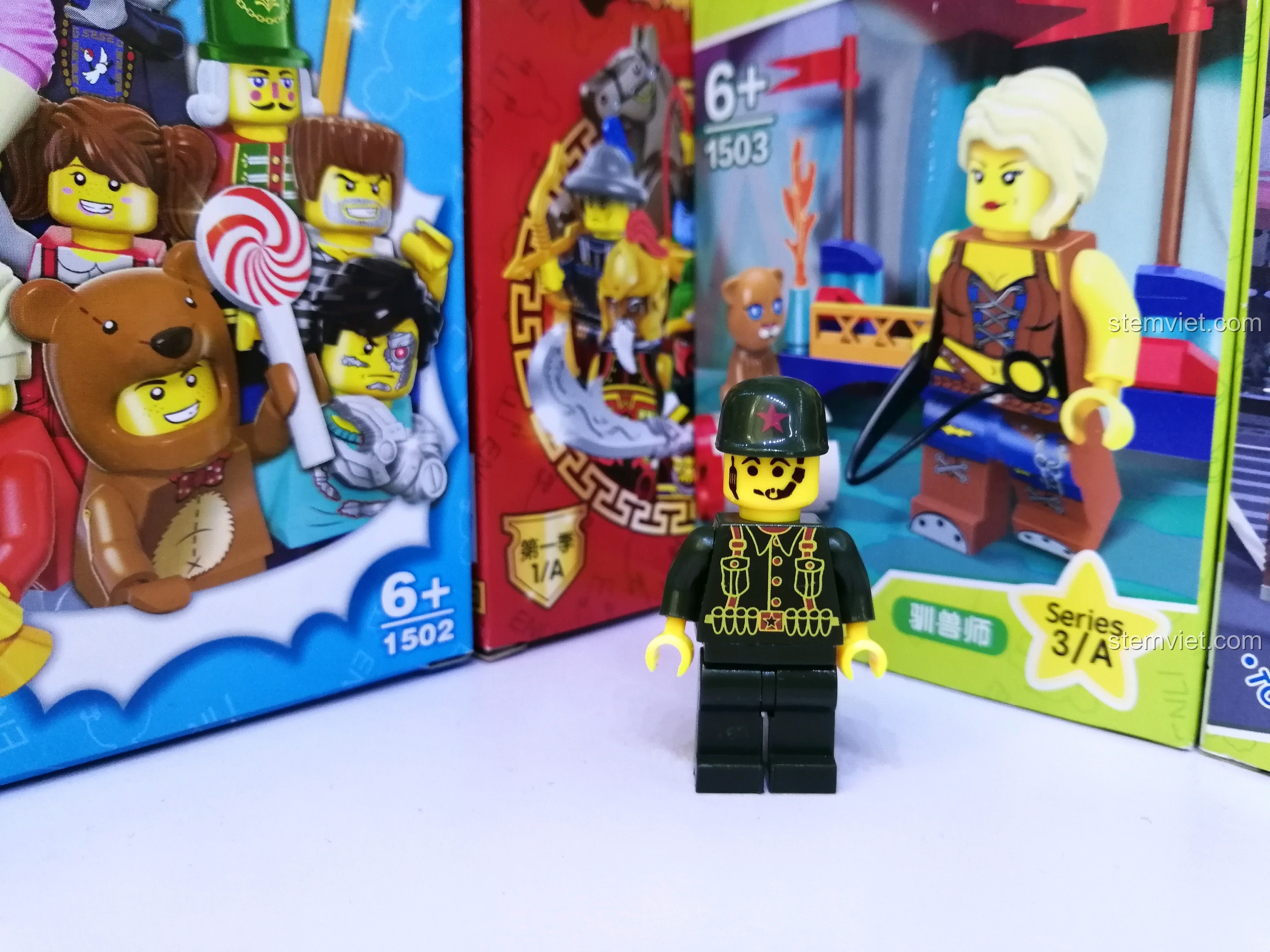 Cận cảnh minifigure phi công trực thăng trong bộ lắp ráp Máy bay trực thăng chiến đấu Enlighten 0274.