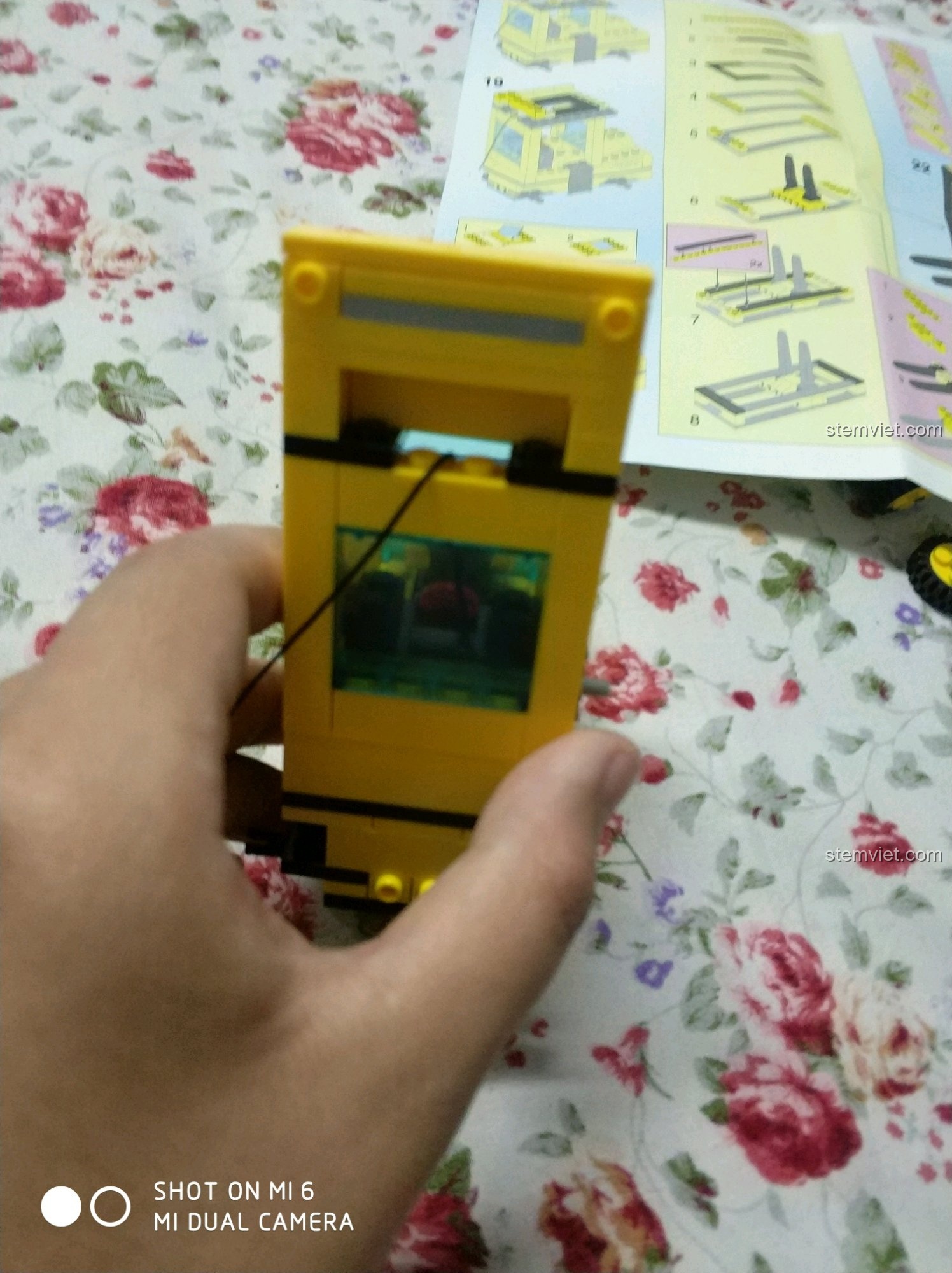 Đuôi xe nâng của bộ Enlighten 0493 Xe Nâng Hàng Hạng Nặng và Đua Mini, với chi tiết đèn hậu màu đỏ.