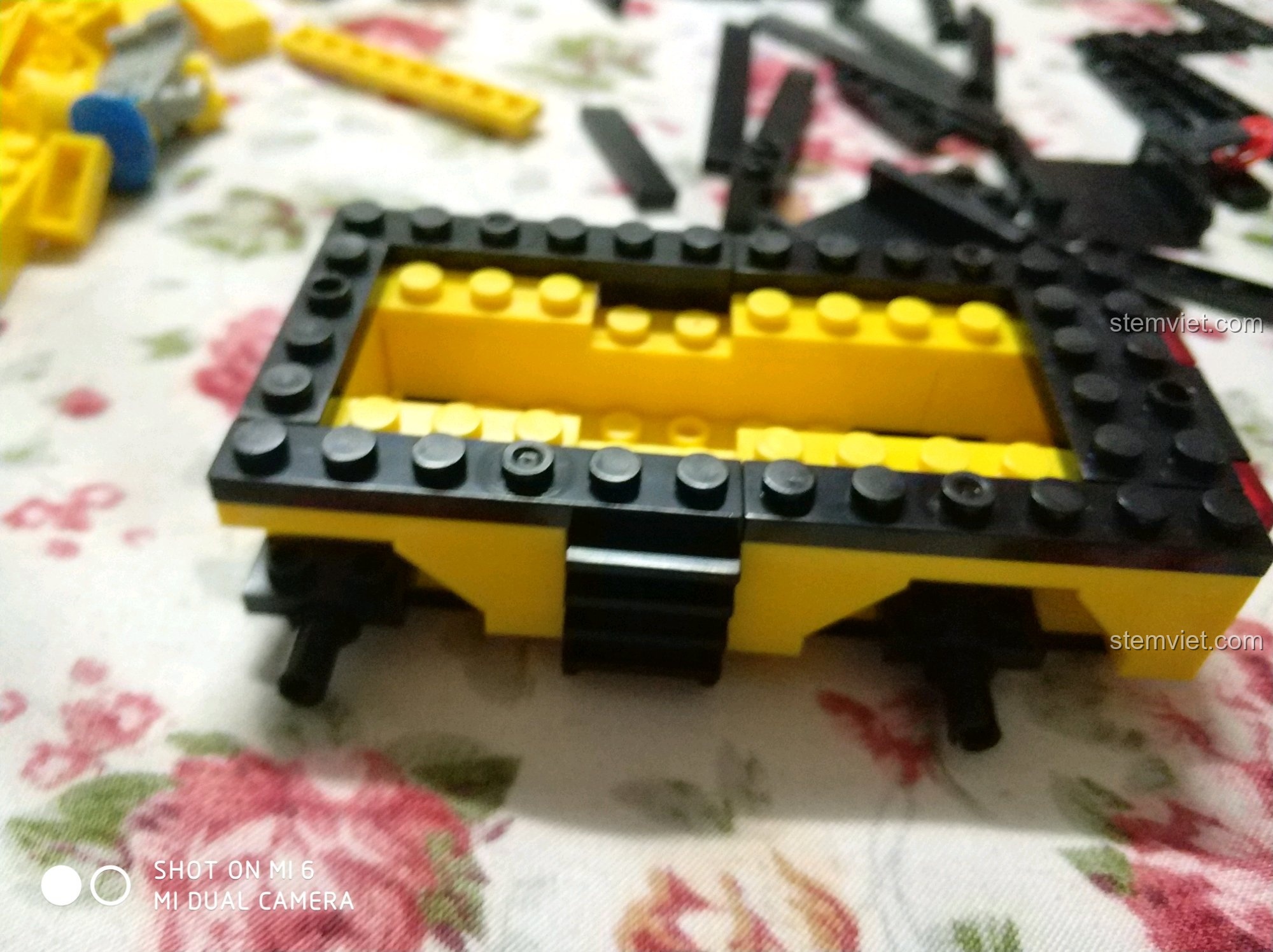 Phần khung xe nâng của bộ Enlighten 0493 Xe Nâng Hàng Hạng Nặng và Đua Mini đang dần hoàn thiện, trông khá chắc chắn.