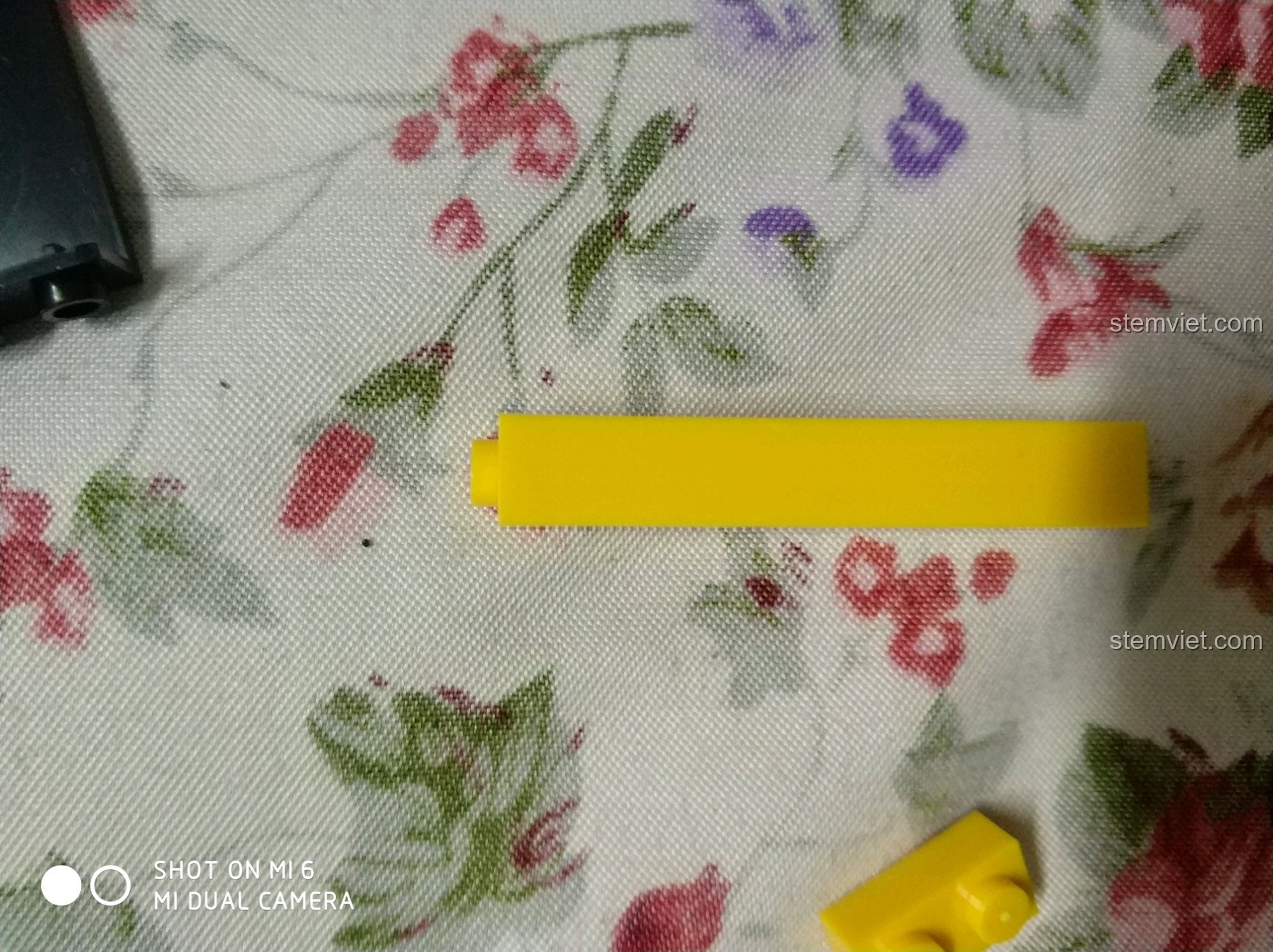 Mảnh ghép trụ đặc của bộ Enlighten 0493 Xe Nâng Hàng Lắp Ráp, tăng cường độ bền và ổn định cho mô hình.