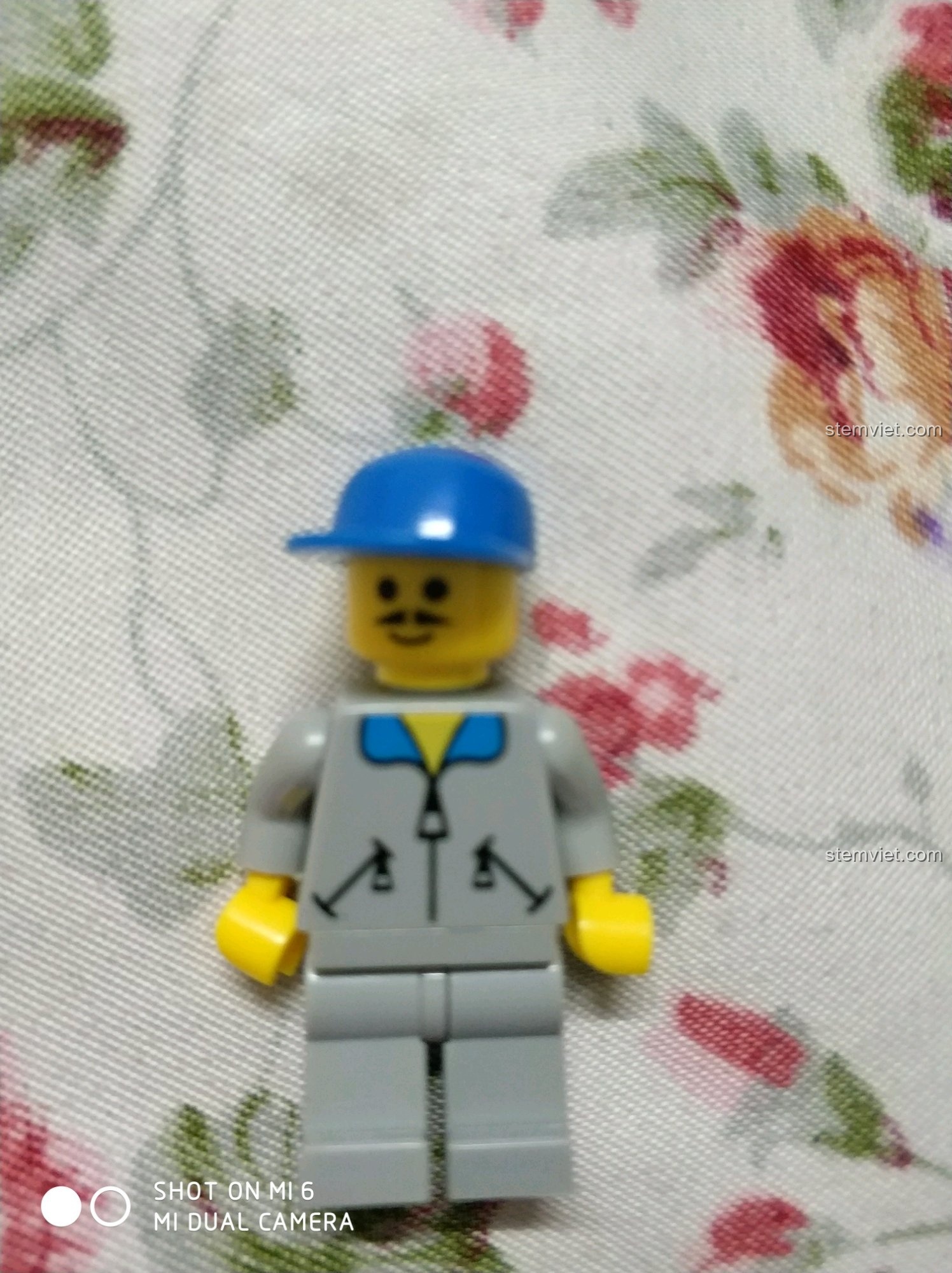 Minifigure công nhân xây dựng đi kèm bộ Enlighten 0493 Xe Nâng Hàng Công Nghiệp, với thiết kế cổ điển.