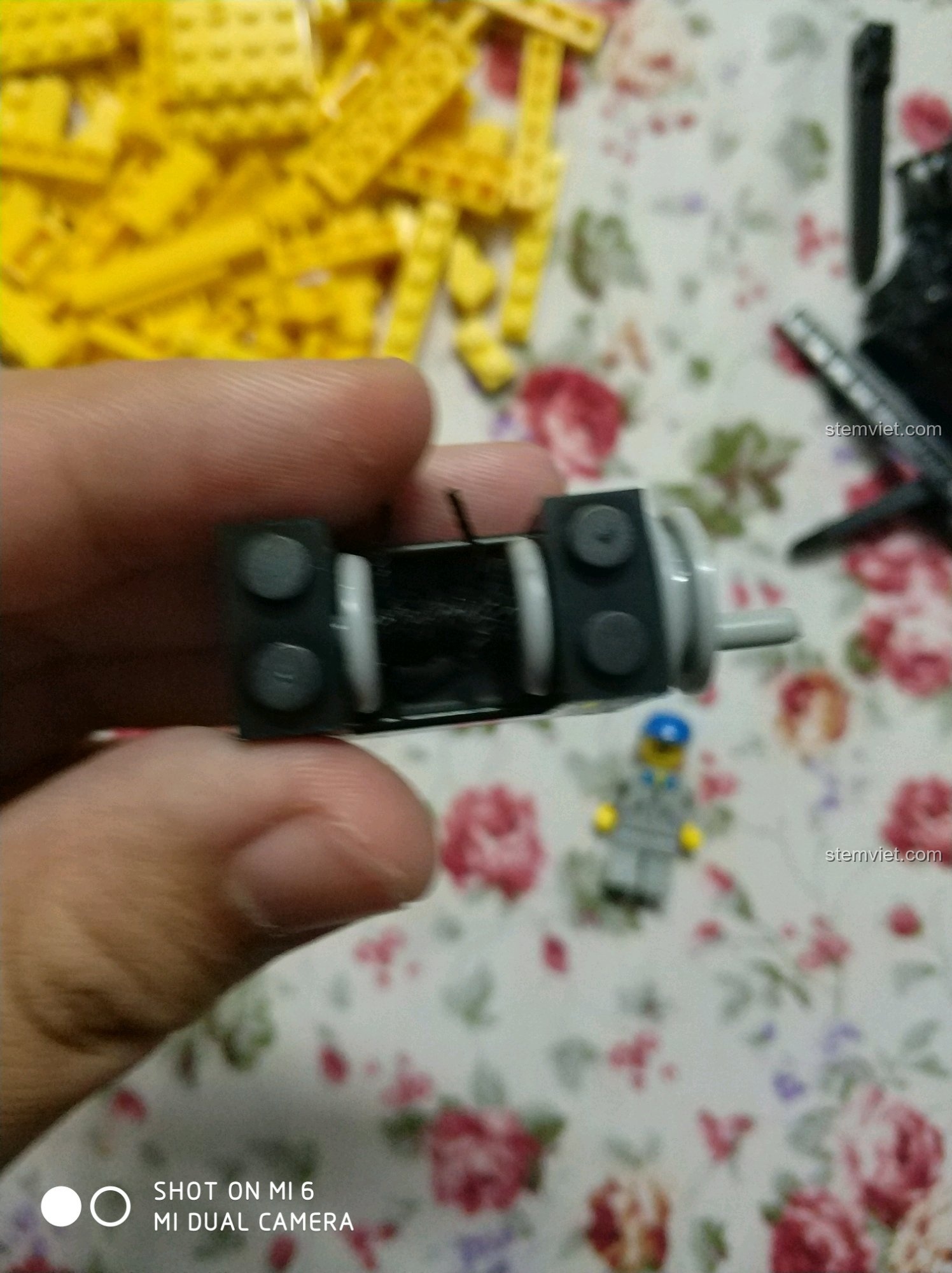 Cận cảnh chi tiết trục bánh xe của bộ Enlighten 0493 Xe Nâng Hàng Chuyên Dụng, đảm bảo chuyển động mượt mà.