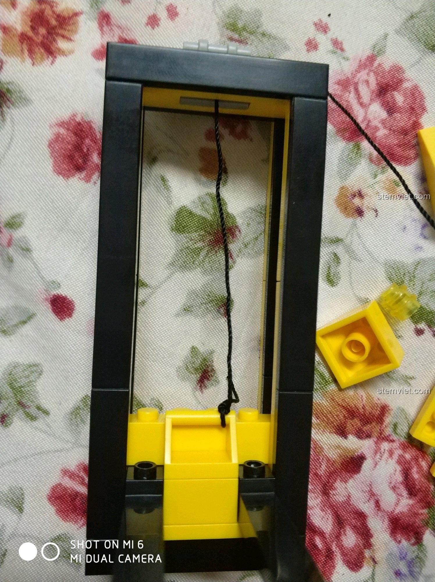 Xe đua mini đi kèm bộ Enlighten 0493 Xe Nâng Hàng Công Nghiệp, với các chi tiết in ấn sắc nét trên thân xe.