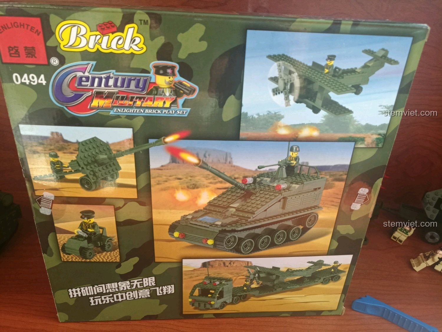 Mặt sau hộp Enlighten 0494 hiển thị các mô hình quân sự khác như máy bay, pháo và xe tải.
