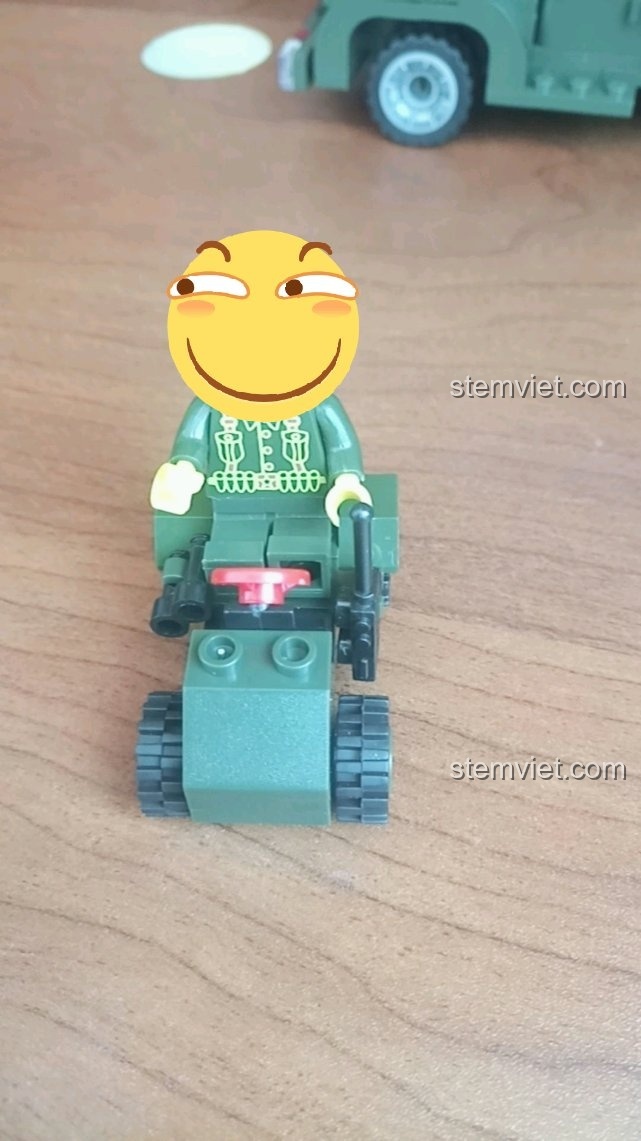 Cận cảnh minifigure sĩ quan ngồi trên xe quân sự nhỏ, một chi tiết thú vị của bộ Enlighten 0494.