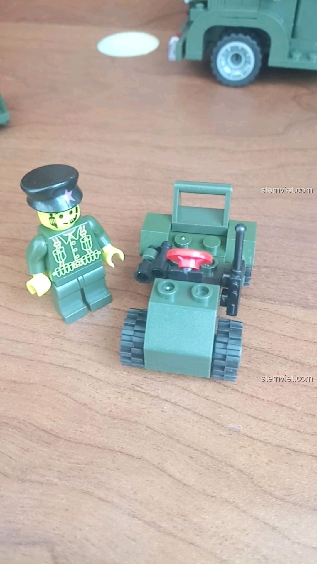 Minifigure sĩ quan quân đội đứng cạnh xe quân sự nhỏ, thể hiện chi tiết nhân vật trong bộ Enlighten 0494.