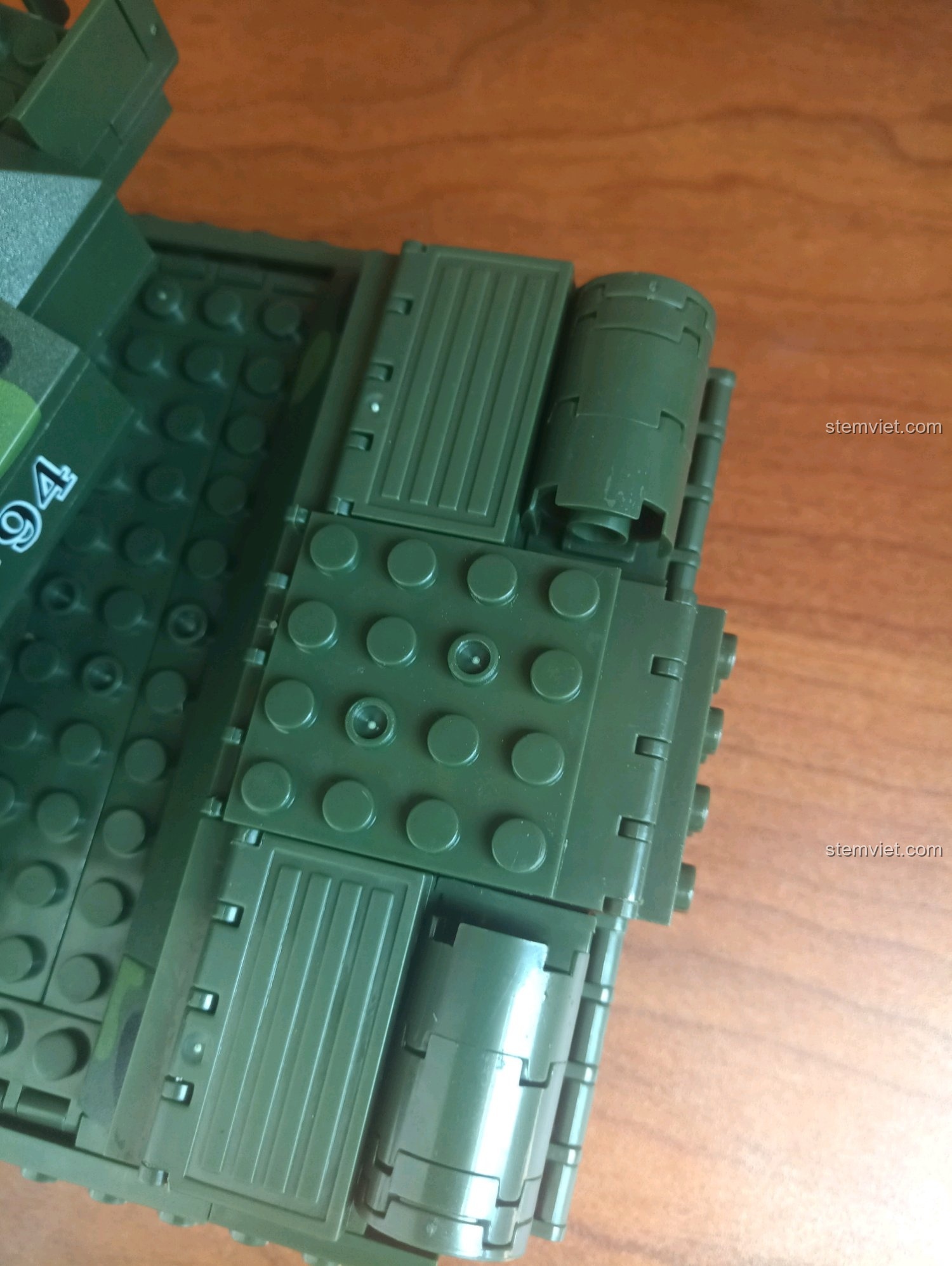 Cận cảnh hai hộp công cụ đối xứng ở phía sau xe tăng Enlighten 0494, thể hiện sự chú ý đến chi tiết.