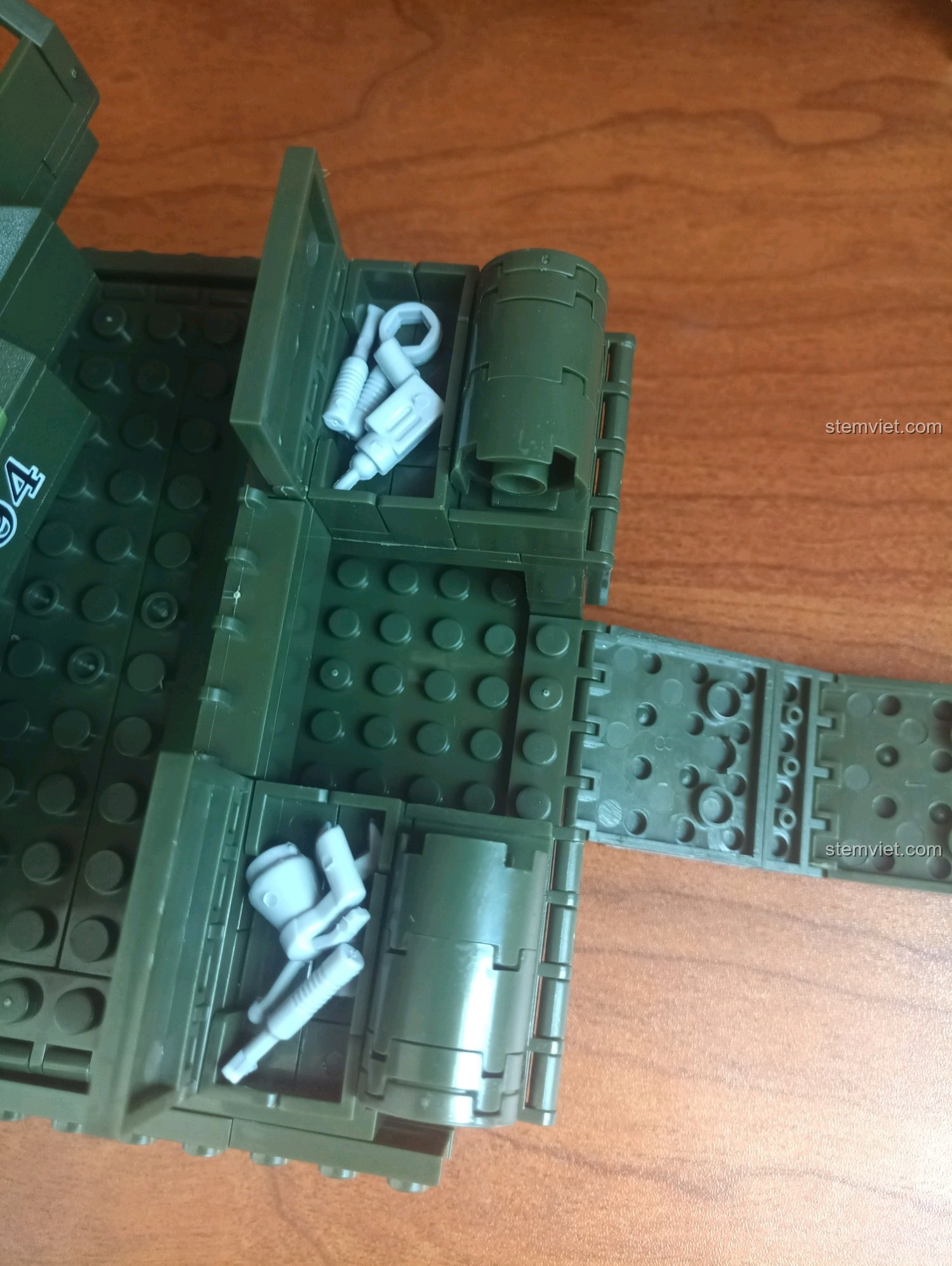 Hộp công cụ của xe tăng Enlighten 0494 mở ra, để lộ các phụ kiện nhỏ bên trong, tăng tính chân thực.