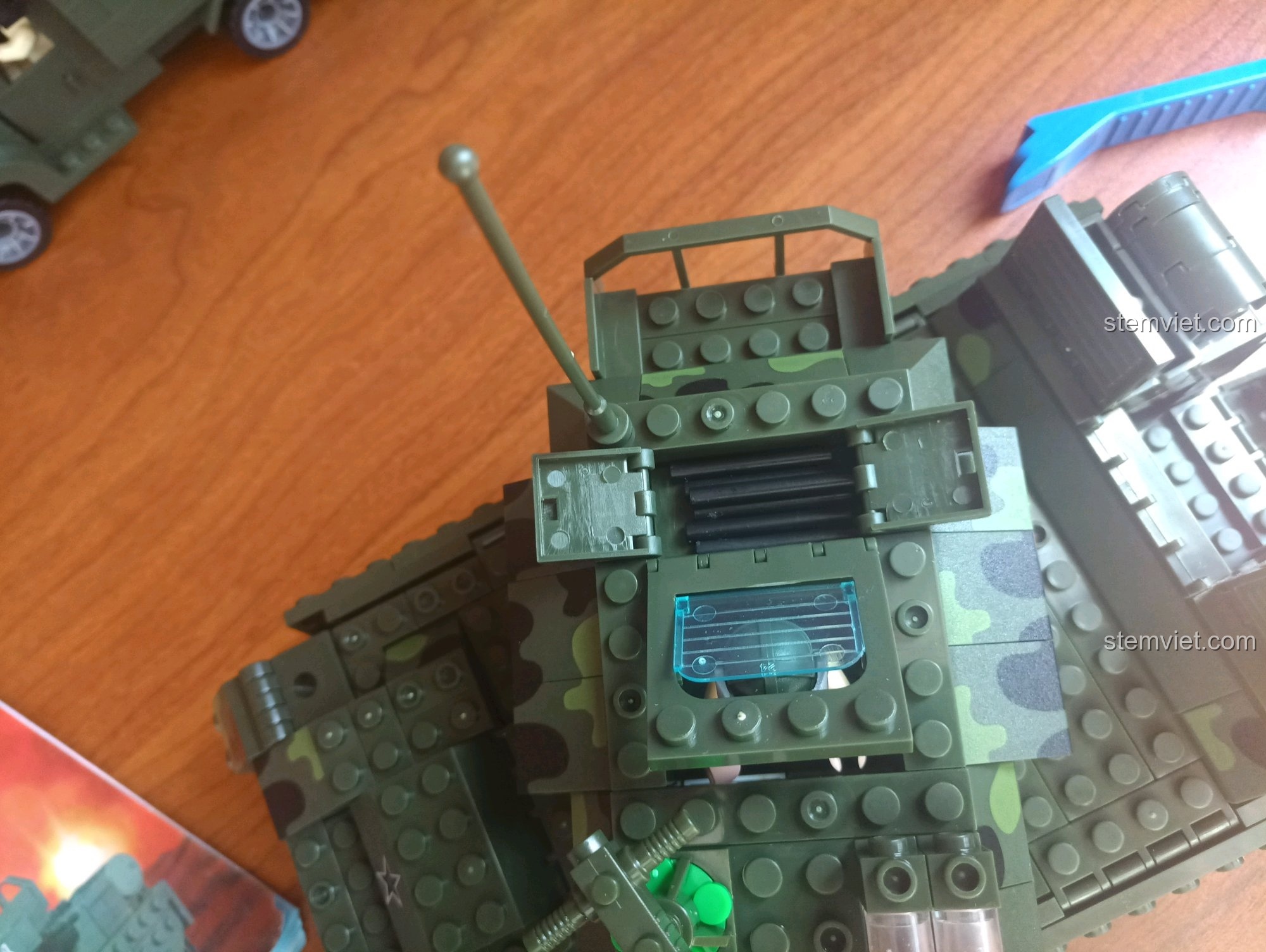 Cận cảnh khoang đạn ở phía trước xe tăng Enlighten 0494, một chi tiết nhỏ nhưng quan trọng.