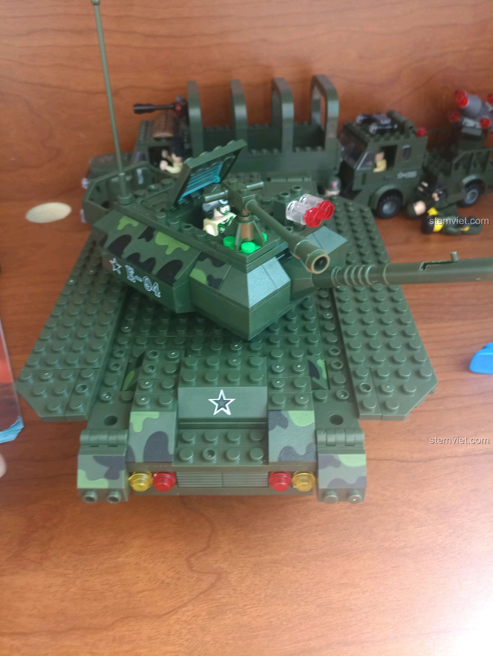 Xe tăng Enlighten 0494 với tấm chắn bùn được lật lên, tạo dáng vẻ như một xe pháo tự hành.