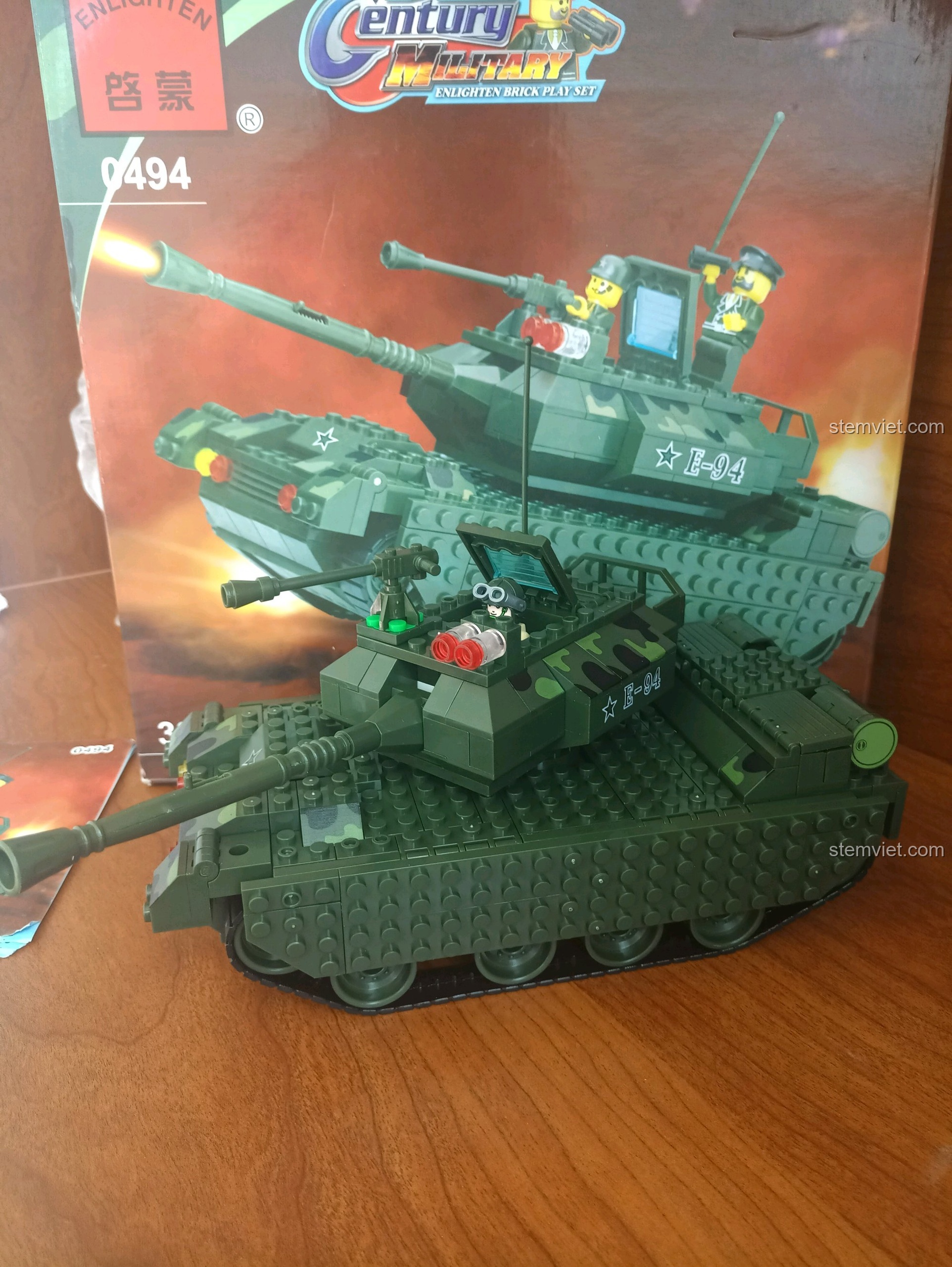 So sánh mô hình xe tăng Enlighten 0494 đã lắp ráp với hộp sản phẩm, thể hiện sự tương đồng về thiết kế.