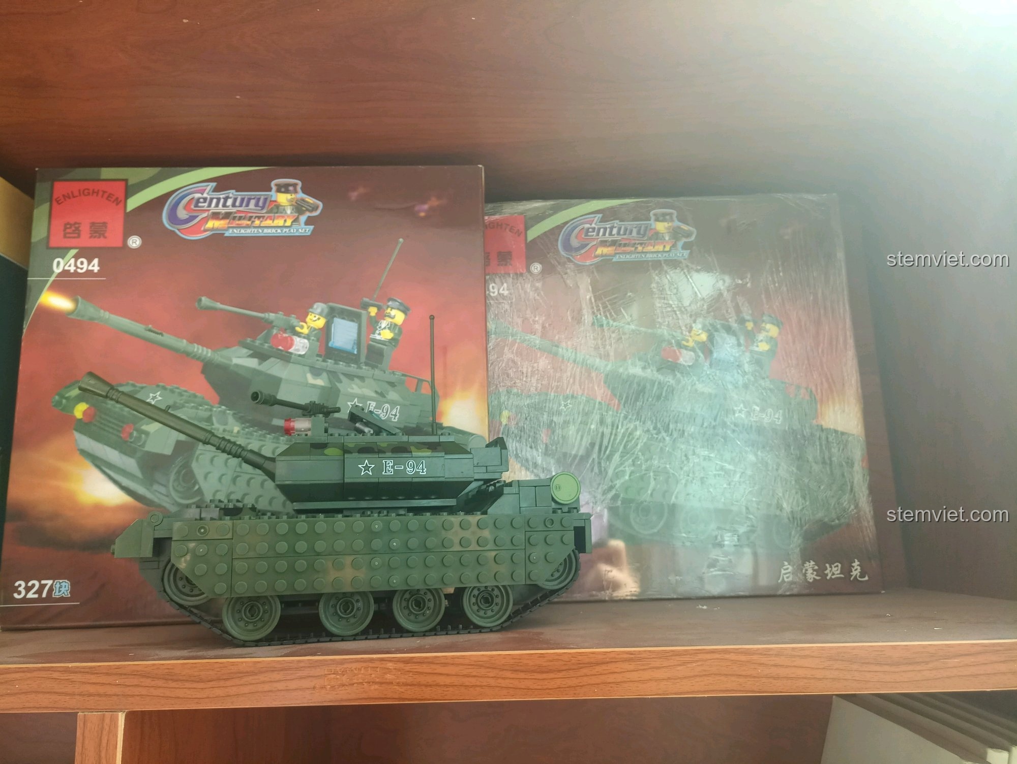 Xe tăng Enlighten 0494 được trưng bày cùng các mô hình quân sự khác, tạo nên một bộ sưu tập ấn tượng.