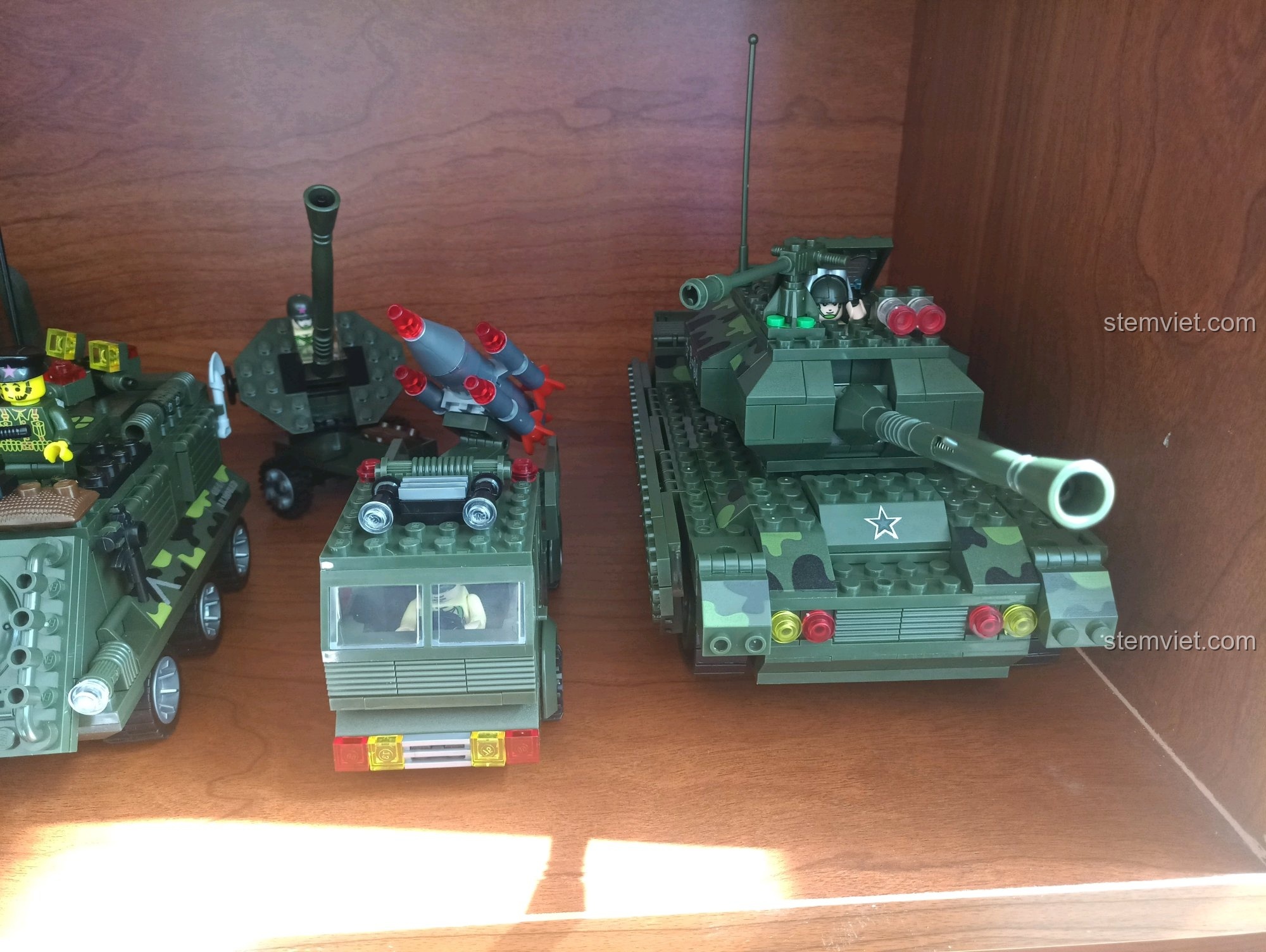 So sánh hai mô hình xe tăng Enlighten, một phiên bản cũ và một phiên bản mới, cho thấy sự khác biệt trong thiết kế.