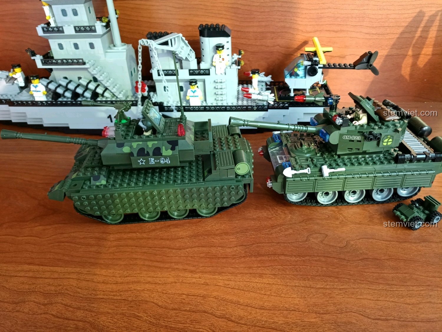 Hai minifigure và hai xe quân sự nhỏ đi kèm bộ Enlighten 0494, tăng cường khả năng chơi nhập vai.