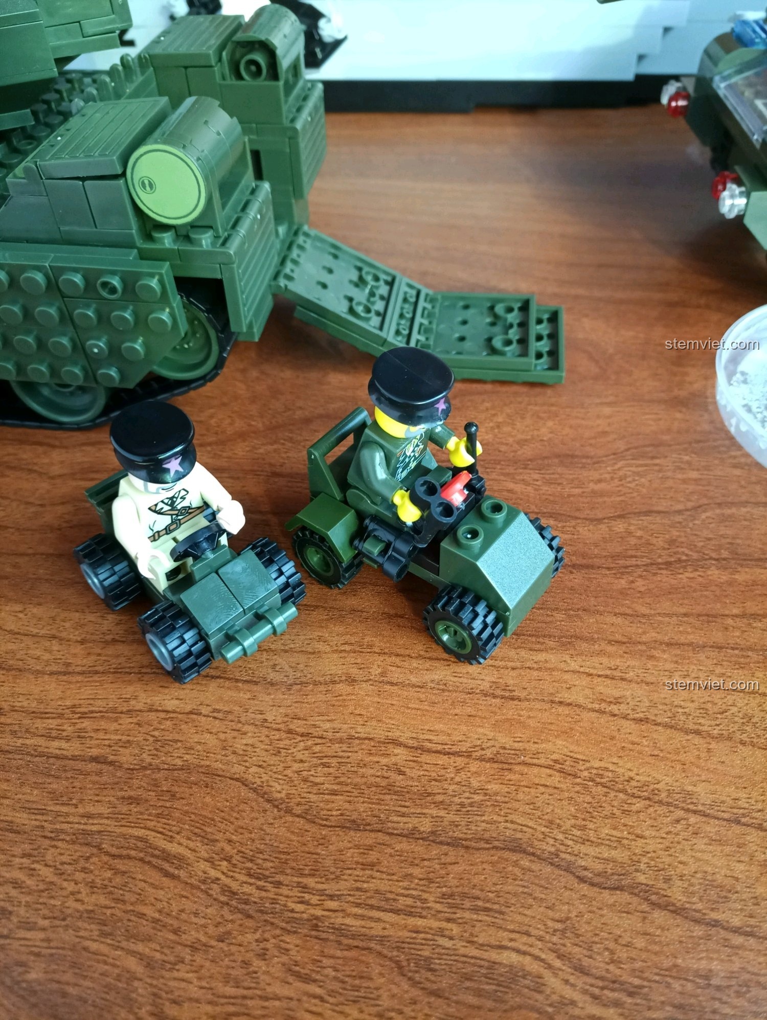 Cận cảnh hai minifigure sĩ quan và hai xe quân sự nhỏ từ bộ Enlighten 0494, sẵn sàng cho nhiệm vụ.