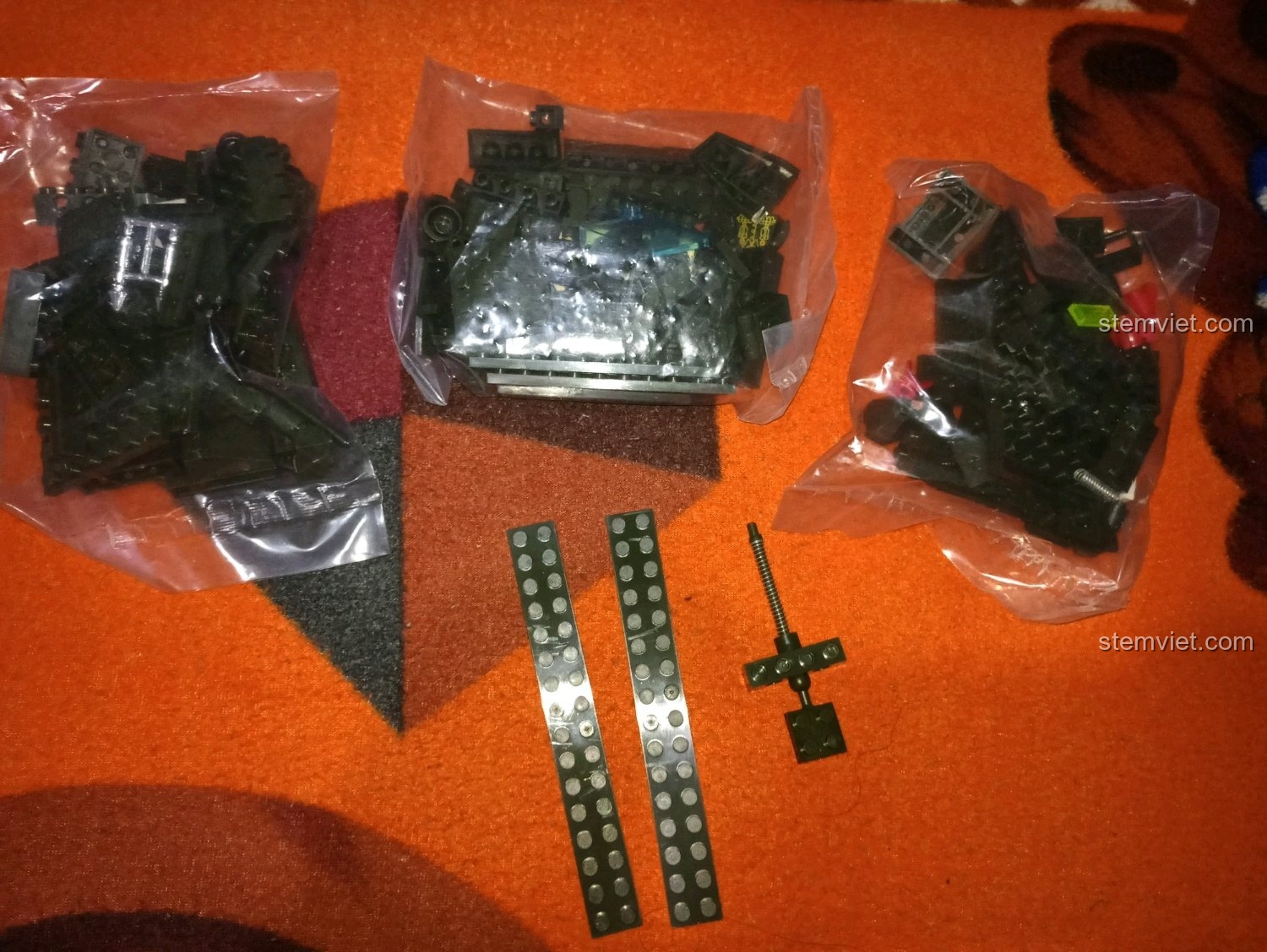 Các túi mảnh ghép nhựa ABS cao cấp màu xanh quân đội của bộ lắp ráp Enlighten 0497 Máy bay ném bom cánh cụp cánh xòe.