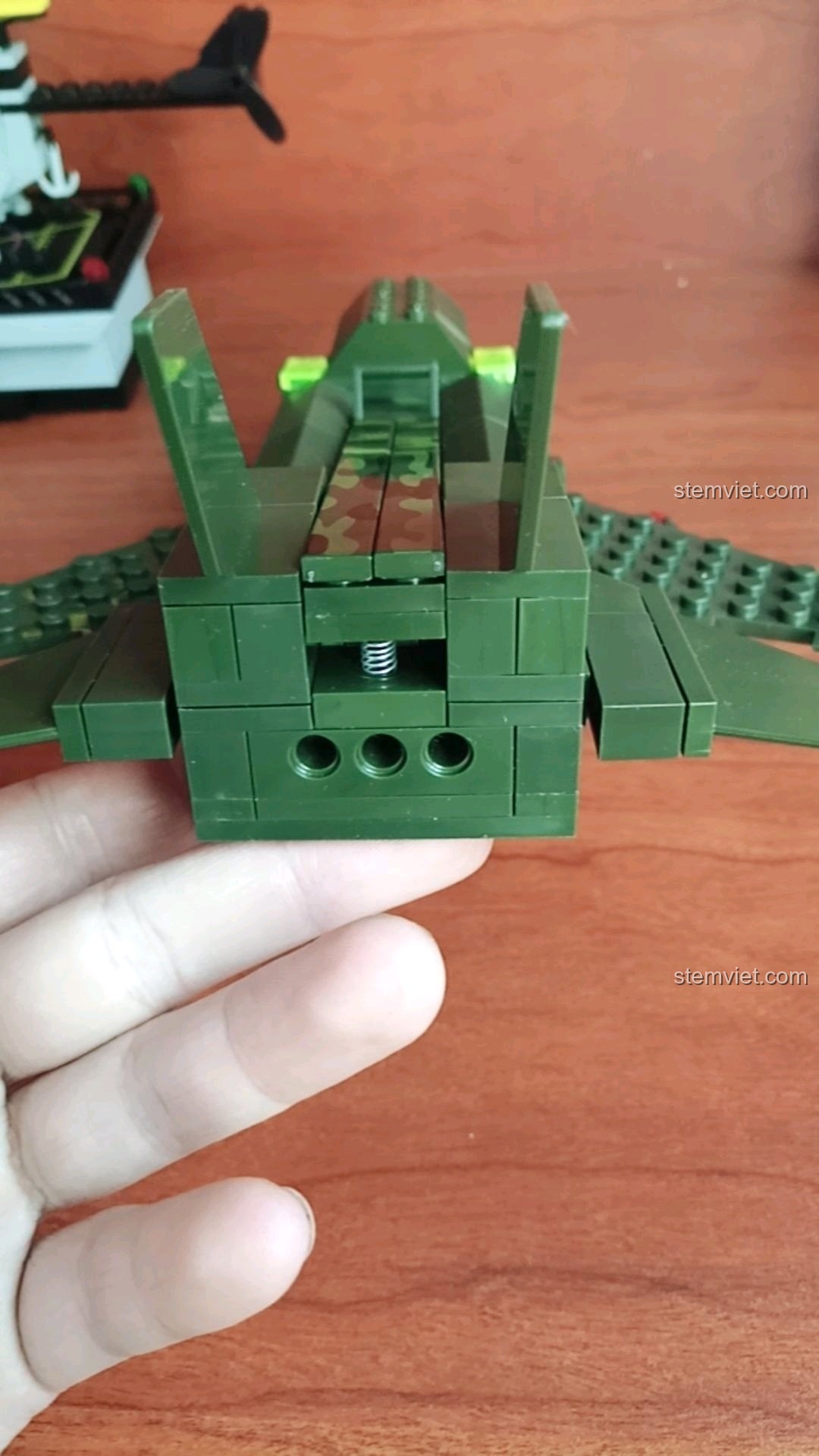 Cơ chế phóng đạn ở phía sau của mô hình máy bay ném bom cánh cụp cánh xòe Enlighten 0497, với lò xo bên trong.