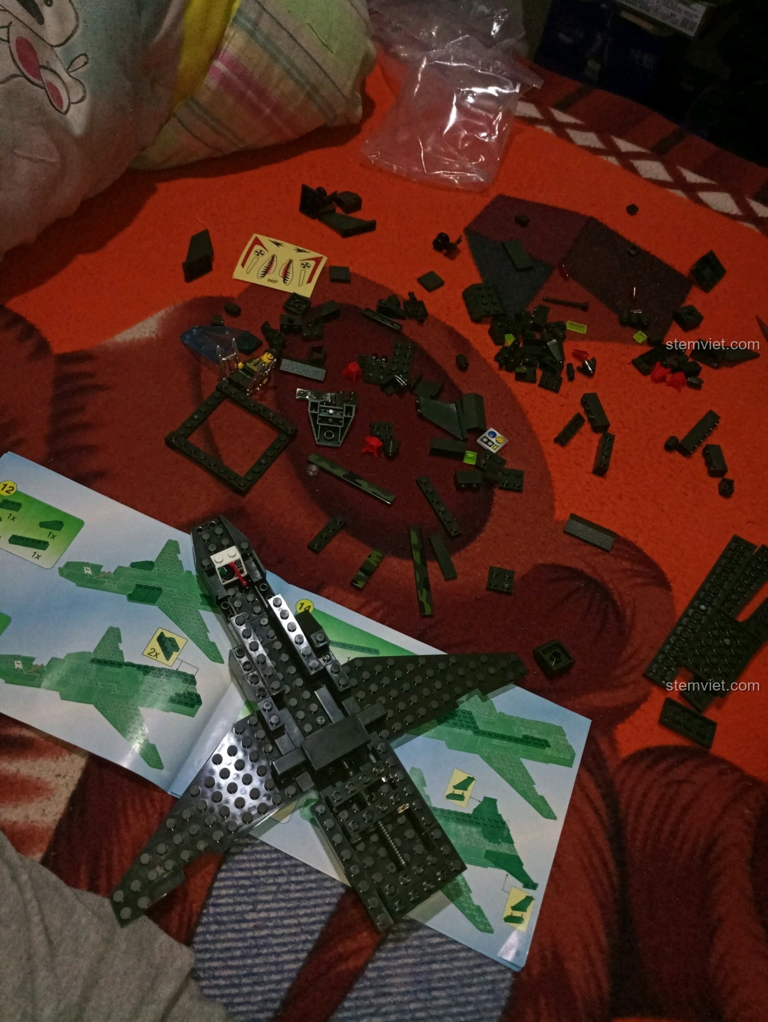 Quá trình lắp ráp bộ đồ chơi Enlighten 0497 Máy bay ném bom cánh cụp cánh xòe đang diễn ra, mô hình dần thành hình.