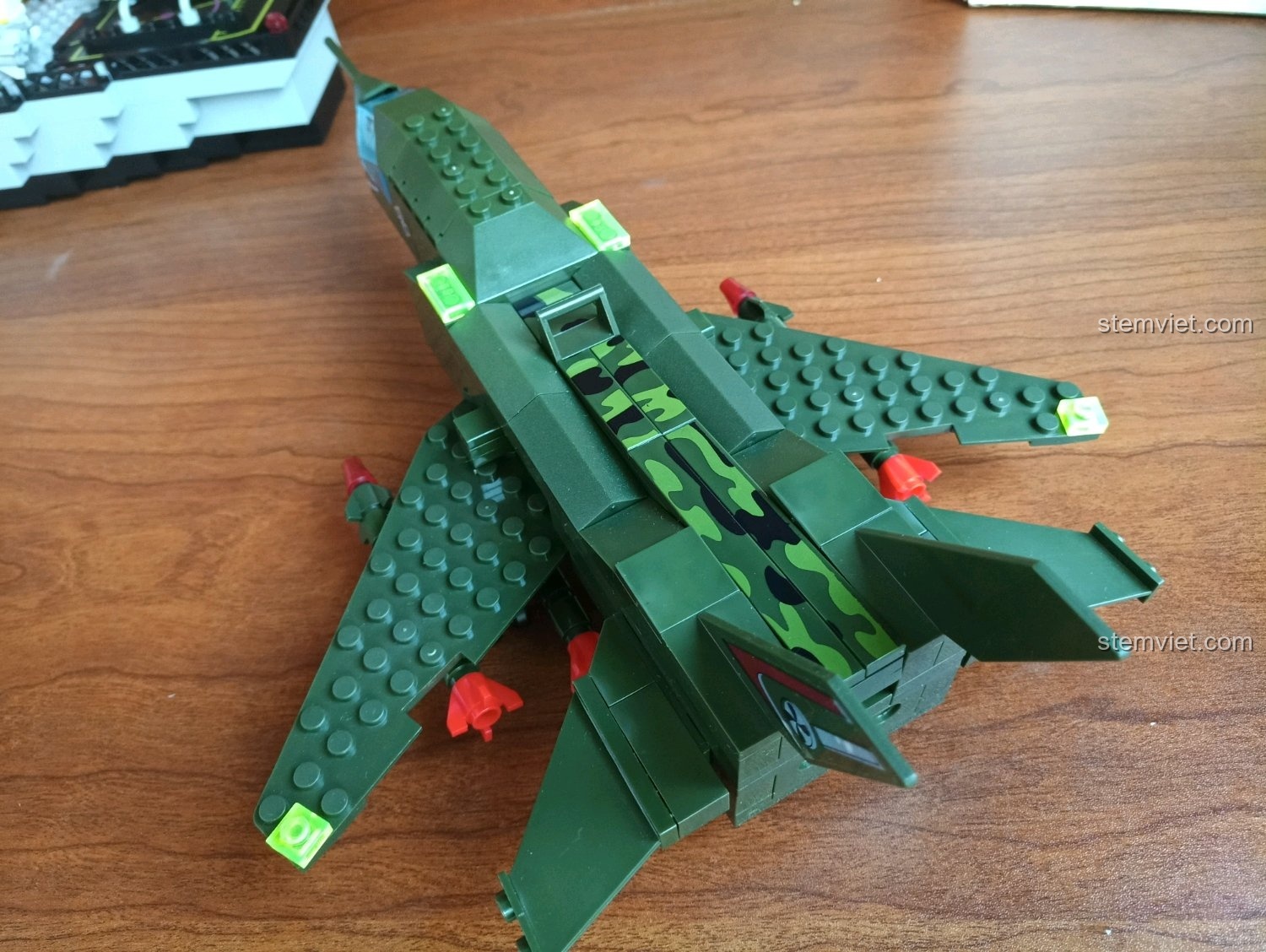 Góc nhìn từ trên xuống phía sau của mô hình máy bay ném bom cánh cụp cánh xòe Enlighten 0497, thể hiện chi tiết cánh và đuôi.