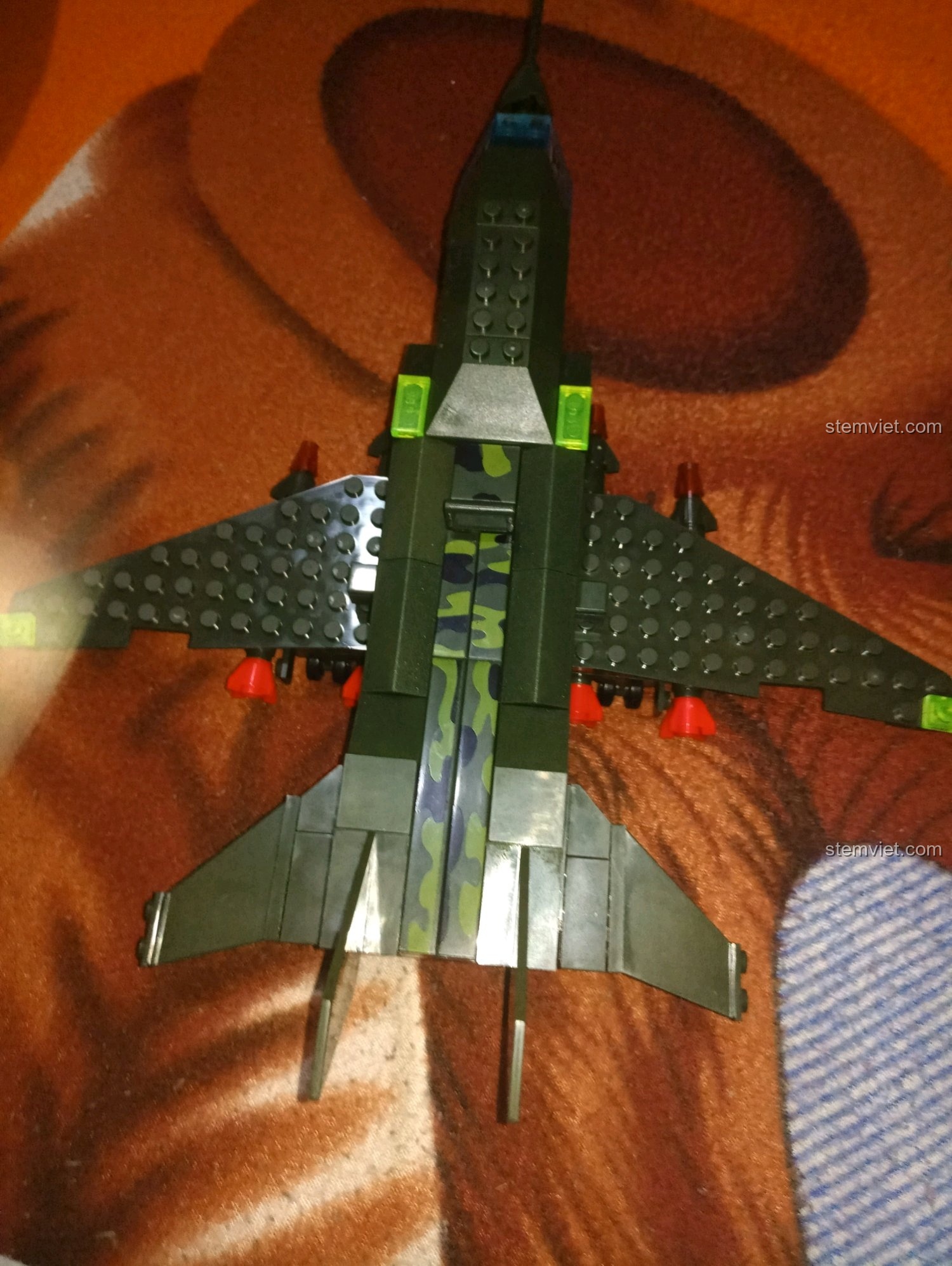 Toàn cảnh từ trên xuống của mô hình máy bay ném bom cánh cụp cánh xòe Enlighten 0497, thể hiện tổng thể thiết kế.