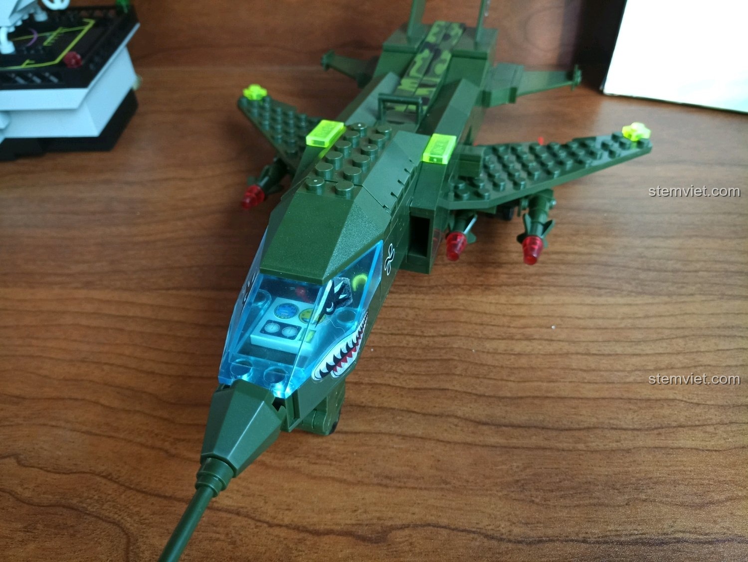 Góc nhìn cận cảnh phần mũi và buồng lái của máy bay ném bom cánh cụp cánh xòe Enlighten 0497, với decal miệng cá mập.