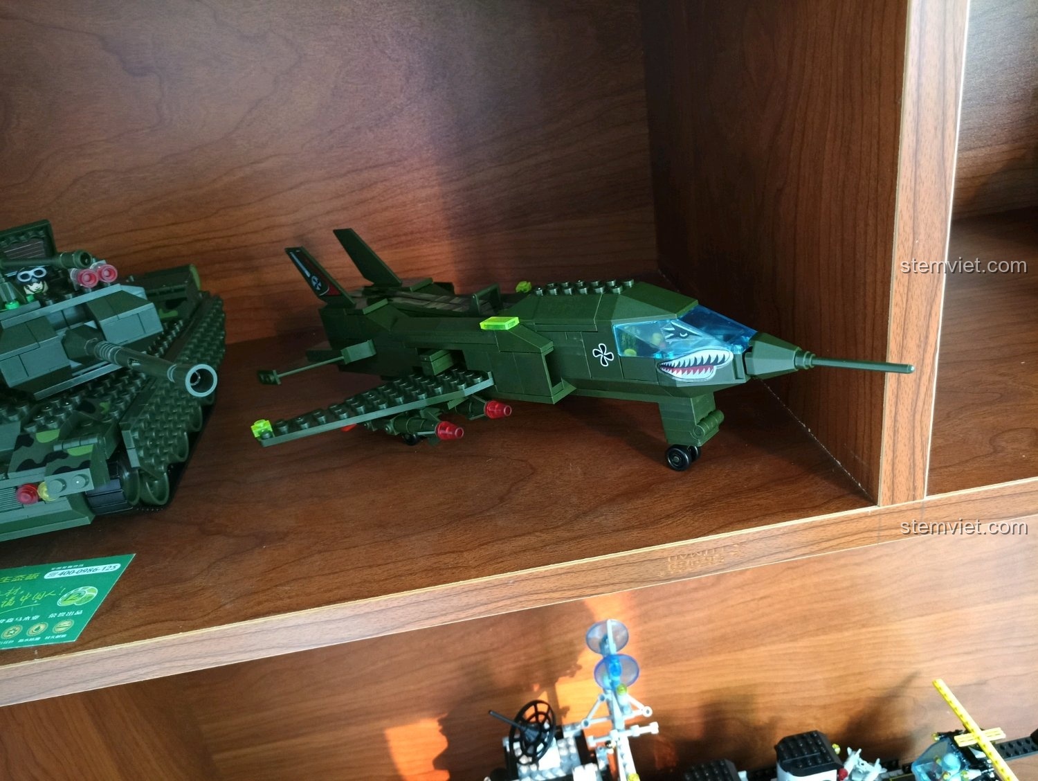 Mô hình máy bay ném bom cánh cụp cánh xòe Enlighten 0497 đã hoàn thành, trưng bày trên kệ cùng các mô hình quân sự khác.