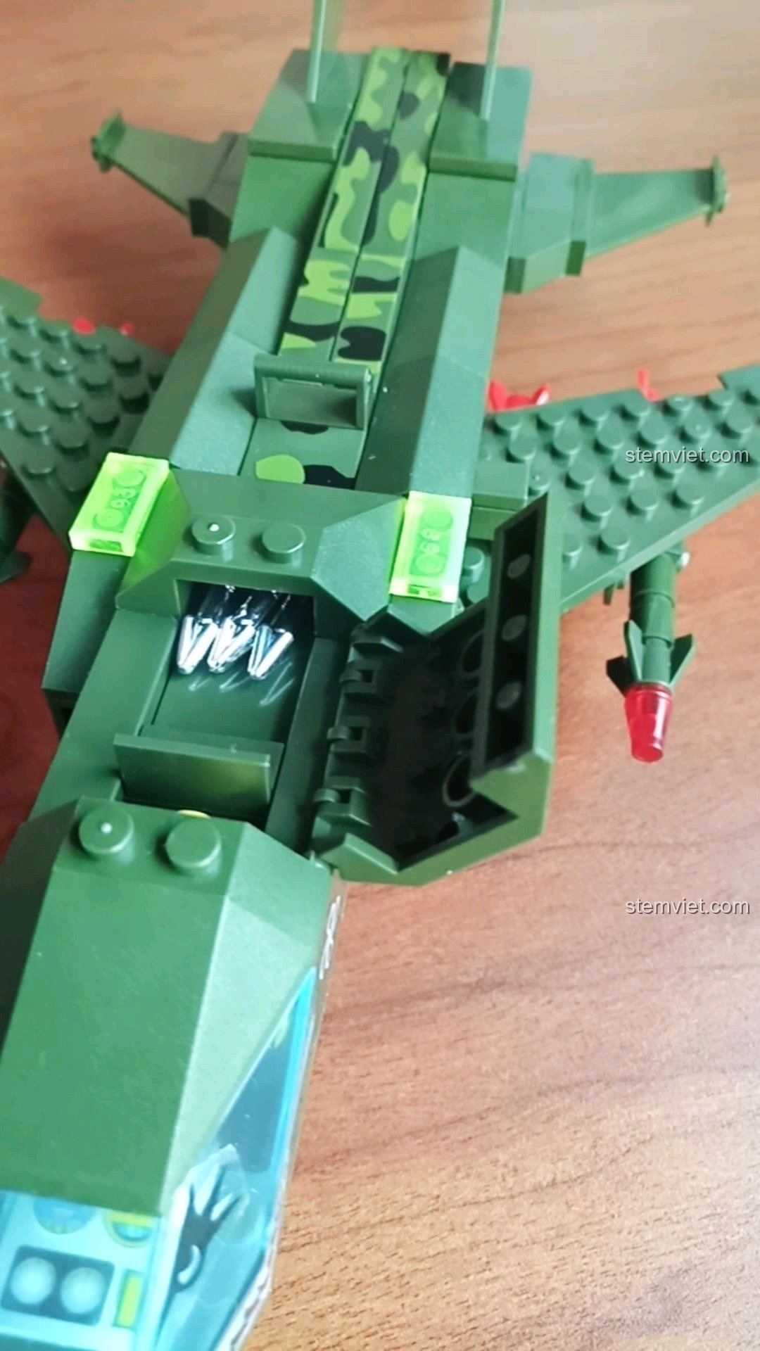 Khoang chứa đạn của máy bay ném bom cánh cụp cánh xòe Enlighten 0497 mở ra, lộ ra các quả đạn nhựa bên trong.