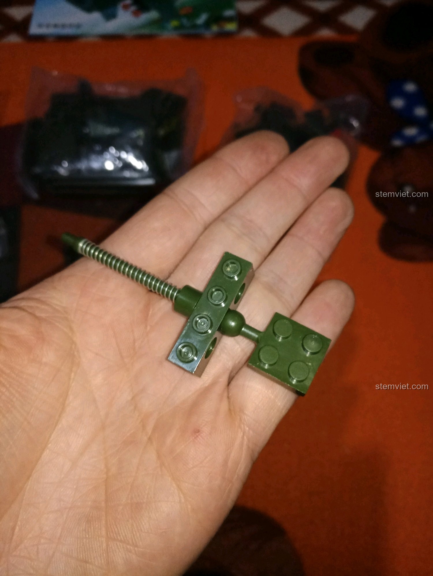 Mảnh ghép đặc biệt có lò xo của bộ lắp ráp Enlighten 0497 Máy bay ném bom cánh cụp cánh xòe, dùng cho cơ chế phóng đạn.