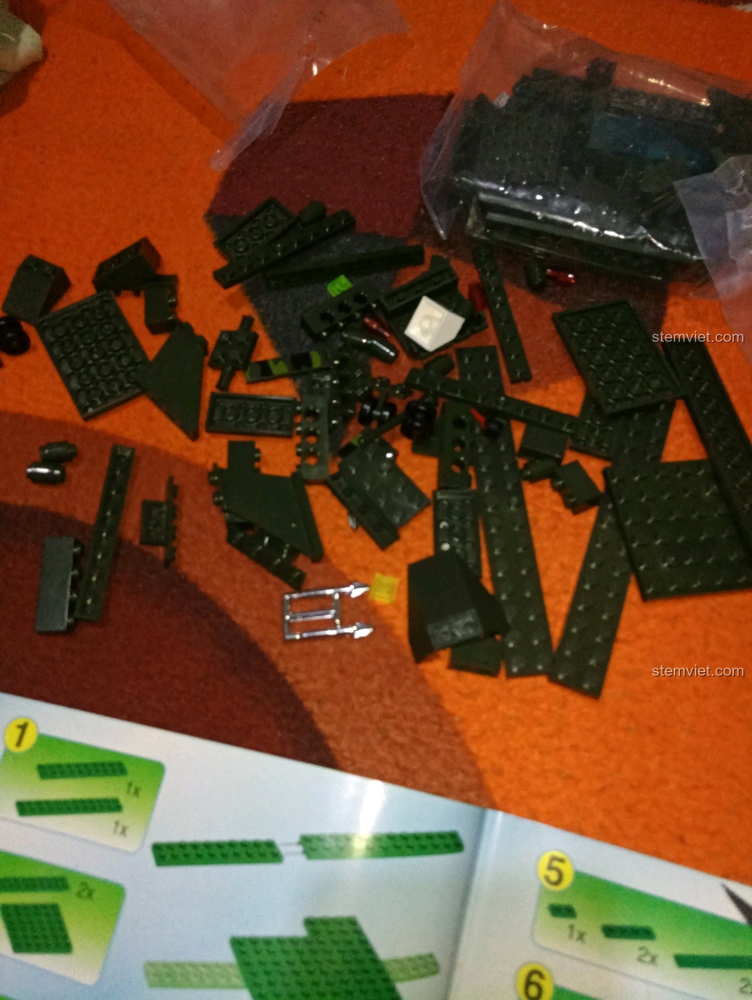 Các mảnh ghép đồ chơi lắp ráp Enlighten 0497 Máy bay ném bom cánh cụp cánh xòe được đổ ra cùng sách hướng dẫn chi tiết.