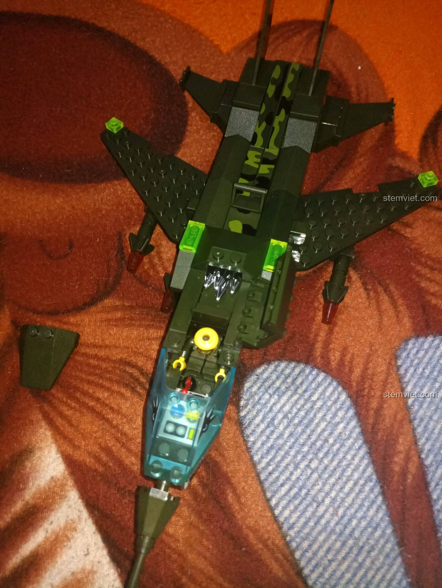 Minifigure phi công ngồi trong buồng lái của máy bay ném bom cánh cụp cánh xòe Enlighten 0497, thể hiện không gian bên trong.